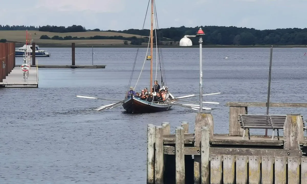 Roskilde Harbour: {"base": "de", "no": "Viking museumshavn", "se": "Vikingamuseumshamn", "en": "Viking Museum Harbor", "da": "Viking Museumshavn", "fr": "Port de mus\u00e9e viking", "de": "Wikinger Museumshafen", "es": "Puerto museo vikingo", "it": "Porto Museo dei Vichinghi", "pt": "Porto Museu dos Vikings", "nl": "Viking Museumshaven", "pl": "Port muzealny Wiking\u00f3w", "uk": "\u041c\u0443\u0437\u0435\u0439\u043d\u0430 \u0433\u0430\u0432\u0430\u043d\u044c \u0412\u0456\u043a\u0456\u043d\u0433\u0456\u0432", "ro": "Portul Muzeului Vikingilor", "tr": "Viking M\u00fcze Liman\u0131", "el": "\u039c\u03bf\u03c5\u03c3\u03b5\u03af\u03bf \u0392\u03af\u03ba\u03b9\u03bd\u03b3\u03ba\u03c9\u03bd \u039b\u03b9\u03bc\u03ac\u03bd\u03b9", "cs": "Vikingsk\u00fd muze\u00e1ln\u00ed p\u0159\u00edstav", "hu": "Viking M\u00fazeumkik\u00f6t\u0151", "fi": "Viikinki-museosatama", "bg": "\u0412\u0438\u043a\u0438\u043d\u0433\u0441\u043a\u0438 \u043c\u0443\u0437\u0435\u0435\u043d \u043f\u0440\u0438\u0441\u0442\u0430\u043d", "sr": "\u0412\u0438\u043a\u0438\u043d\u0448\u043a\u0430 \u043b\u0443\u043a\u0430 \u043c\u0443\u0437\u0435\u0458", "et": "Viikingite muuseumisadam", "lv": "Vikingu Muzeju Osta", "lt": "Viking\u0173 muziejaus uostas"}