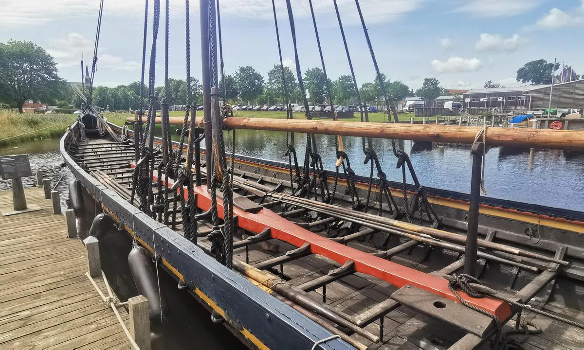 Roskilde Harbour: {"base": "de", "no": "Vikingermuseumshavn", "se": "Vikingarnas museihamn", "en": "Viking Museum Harbor", "da": "Vikingemuseumshavn", "fr": "Port-mus\u00e9e des Vikings", "de": "Wikinger Museumshafen", "es": "Puerto del Museo Vikingo", "it": "Porto Museale dei Vichinghi", "pt": "Porto do Museu dos Vikings", "nl": "Viking Museumshaven", "pl": "Wikinge kierski port muzelany", "uk": "\u0412\u0456\u043a\u0456\u043d\u0433\u0435\u0440\u0441\u044c\u043a\u0438\u0439 \u043c\u0443\u0437\u0435\u0439\u043d\u0438\u0439 \u043f\u043e\u0440\u0442", "ro": "Portul Muzeului Vikingilor", "tr": "Viking M\u00fcze Liman\u0131", "el": "\u039c\u03bf\u03c5\u03c3\u03b5\u03af\u03bf \u039b\u03b9\u03bc\u03b1\u03bd\u03b9\u03bf\u03cd \u03c4\u03c9\u03bd \u0392\u03af\u03ba\u03b9\u03bd\u03b3\u03ba", "cs": "Wikinger Muzejn\u00ed p\u0159\u00edstav", "hu": "Viking M\u00fazeum-kik\u00f6t\u0151", "fi": "Viikinkien museosatama", "bg": "\u0412\u0438\u043a\u0438\u043d\u0433 \u0415\u043a\u0441\u043f\u043e\u0437\u0438\u0446\u0438\u044f \u0425\u0430\u0432\u044a\u043d", "sr": "\u0412\u0438\u043a\u0438\u043d\u0433\u0435\u0440 \u043c\u0443\u0437\u0435\u0458\u0441\u043a\u0430 \u043b\u0443\u043a\u0430", "et": "Viikingite muuseumisadam", "lv": "Vikinga Muzeja Osta", "lt": "Viking\u0173 muziejaus uostas"}