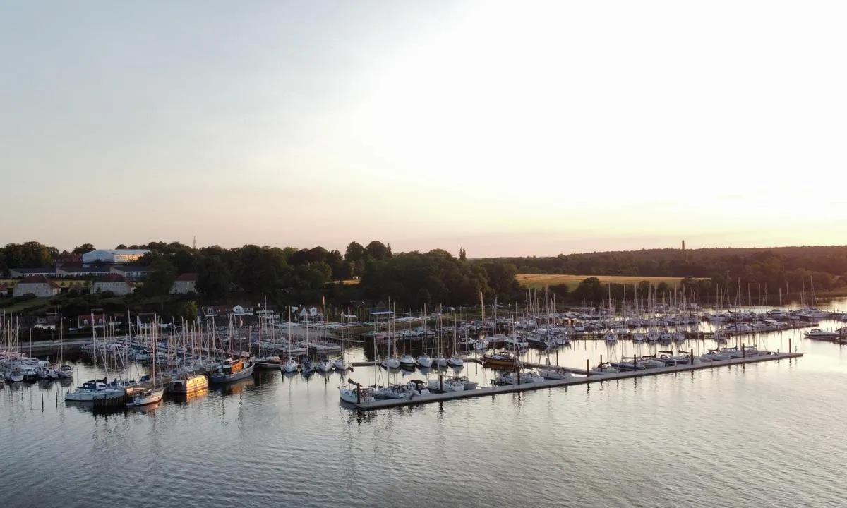 {"base": "en", "no": "Roskilde Havn", "se": "Roskilde Hamn", "en": "Roskilde Harbour", "da": "Roskilde Havn"}
