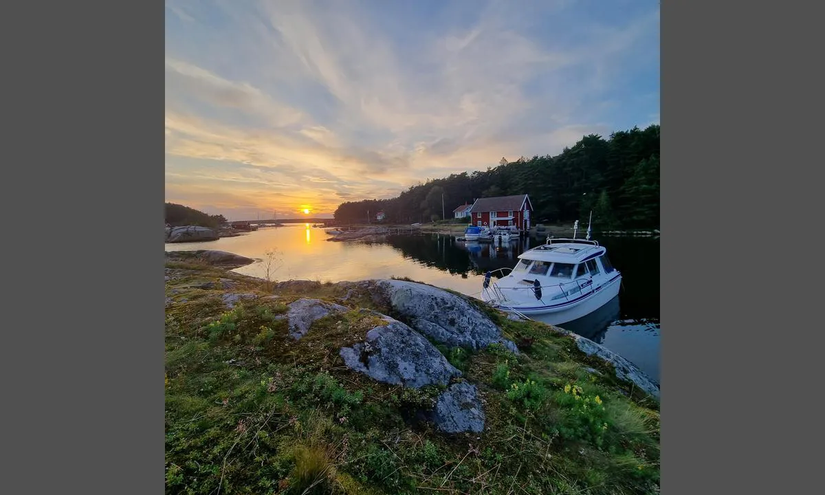 Rossöhamn: Litt øst for Råssøhamn gikk det greit å legge til en liten øy. En del strøm i sundet mellom øya og land.