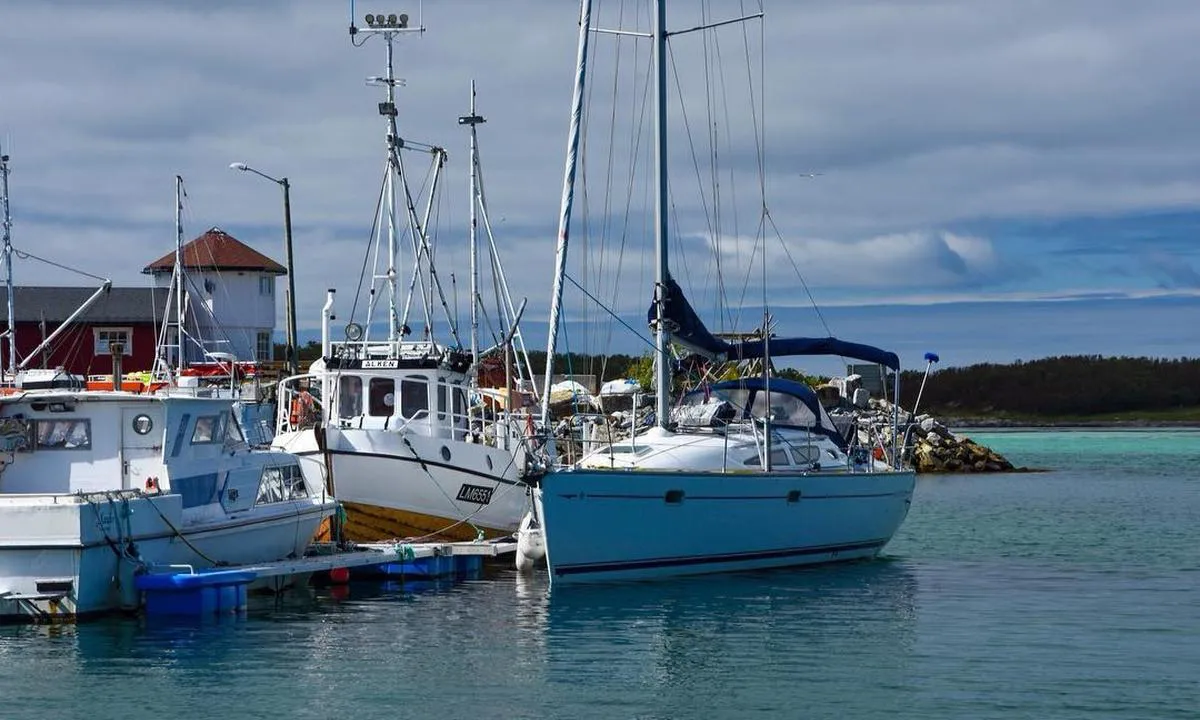 Røssøya: Longside fortøyning på utsiden av flytebryggen.