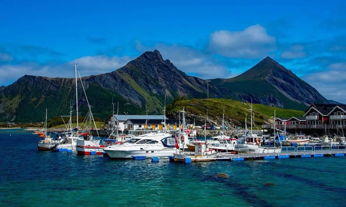 Røssøy Båtforening - Røssøya: {"base": "no", "no": "Fjellpanorama.", "se": "Bergspanorama.", "en": "Mountain panorama.", "da": "Fjeldpanorama."}