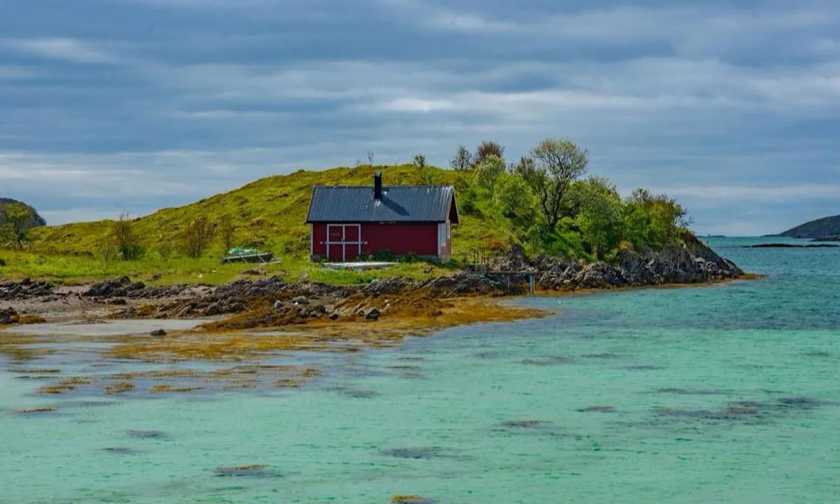 Røssøya: Badestrand rett ved gjestehavnen.