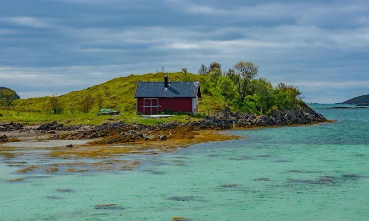 Røssøy Båtforening - Røssøya: {"base": "no", "no": "Badestrand rett ved gjestehavnen.", "se": "Badstrand precis vid g\u00e4sthamnen.", "en": "Beach right by the guest harbor.", "da": "Badestrand lige ved g\u00e6stehavnen."}