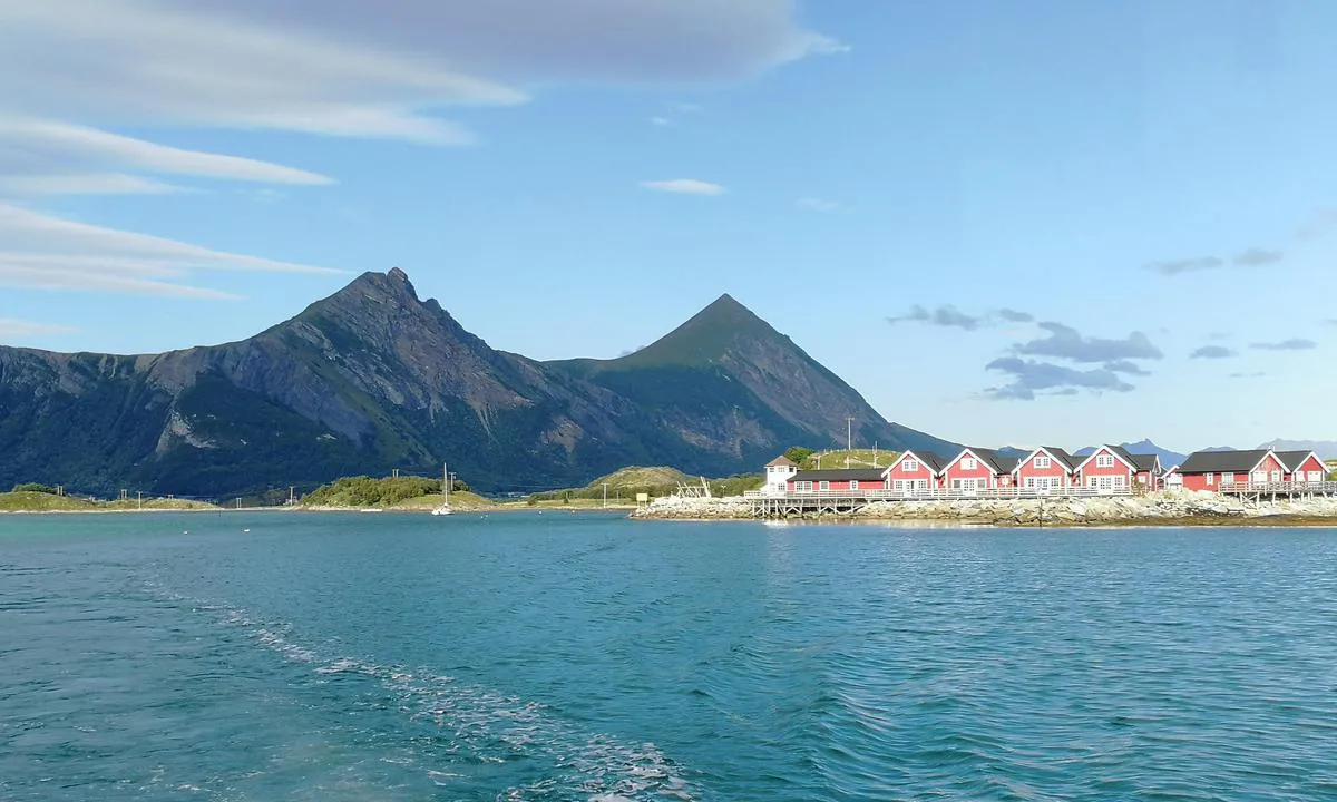 Røssøy Båtforening - Røssøya: {"base": "no", "no": "P\u00e5 tur ut fra R\u00f8ss\u00f8ya gjestehavn. Engel\u00f8ya i bakgrunnen.", "se": "P\u00e5 tur ut fr\u00e5n R\u00f8ss\u00f8ya g\u00e4sthamn. Engel\u00f8ya i bakgrunden.", "en": "On a trip out from R\u00f8ss\u00f8ya guest harbor. Engel\u00f8ya in the background.", "da": "P\u00e5 tur ud fra R\u00f8ss\u00f8ya g\u00e6stehavn. Engel\u00f8ya i baggrunden."}