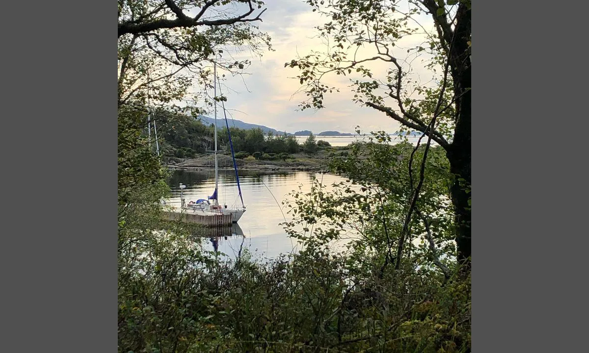 Rossøysundet: {"base": "no", "no": "Bryggen sett fra land", "se": "Bryggan sedd fr\u00e5n land", "en": "The pier seen from land", "da": "Bryggen set fra land"}