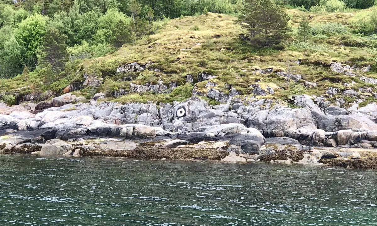 {"base": "no", "no": "\u00d8st i Rossvika er det godt markert hvor du finner bolt \u00e5 fort\u00f8ye i p\u00e5 land.", "se": "\u00d6st i Rossvika \u00e4r det v\u00e4l markerat var du finner bult att f\u00f6rt\u00f6ja i p\u00e5 land.", "en": "East in Rossvika, it is well marked where you can find a bolt to moor to on land.", "da": "\u00d8st i Rossvika er det godt markeret, hvor du finder en bolt til fort\u00f8jning p\u00e5 land."}
