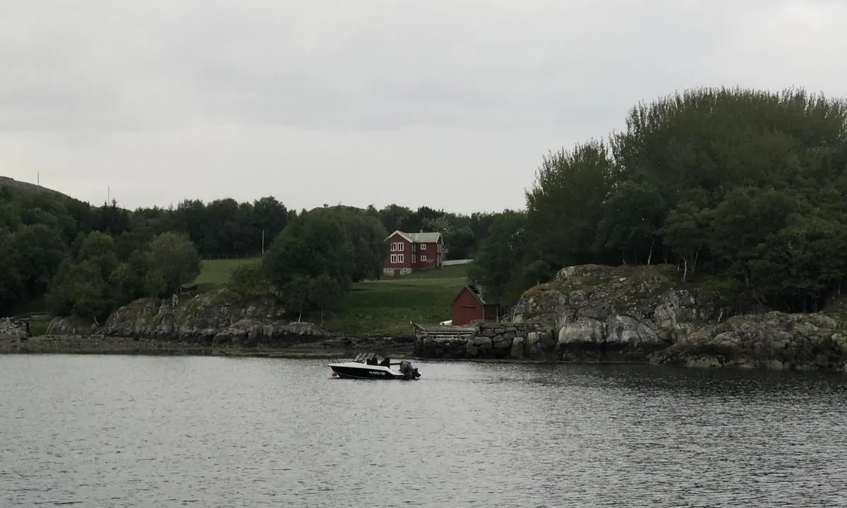 {"base": "no", "no": "I s\u00f8renden av Rossvika ligger det en bondeg\u00e5rd med nydelige \u00e5kre som omkranser vika.", "se": "I s\u00f6dra \u00e4nden av Rossvika ligger en bondg\u00e5rd med vackra \u00e5krar som omger viken.", "en": "At the southern end of Rossvika, there is a farm with beautiful fields surrounding the bay.", "da": "I den sydlige ende af Rossvika ligger der en bondeg\u00e5rd med smukke marker, der omgiver bugten."}