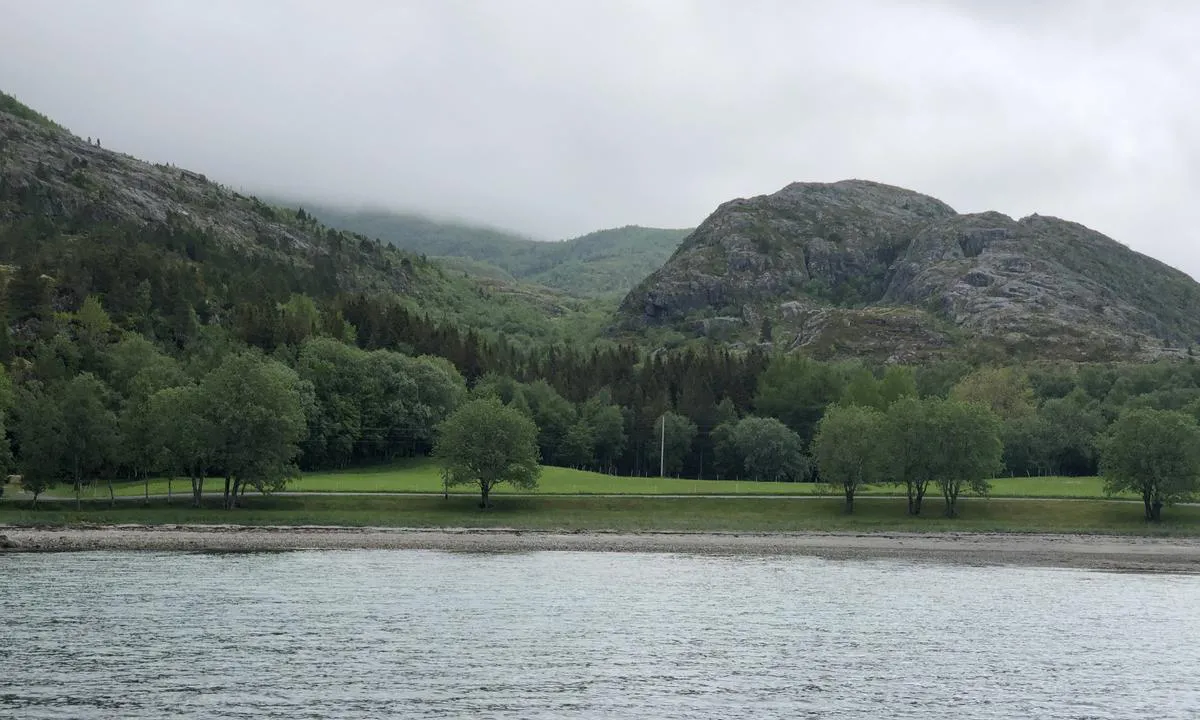 Rossvika: {"base": "no", "no": "Innerst i bukta er det en strand (litt grov stein) og en fint kulturlandskap.", "se": "L\u00e4ngst inne i bukten finns det en strand (lite grov sten) och ett fint kulturlandskap.", "en": "At the innermost part of the bay, there is a beach (with somewhat coarse stones) and a beautiful cultural landscape.", "da": "Inderst i bugten er der en strand (lidt grov sten) og et fint kulturlandskab."}