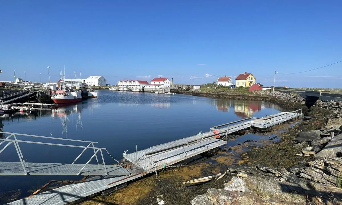 Utrøst gjestehavn: {"base": "no", "no": "Brygga er dypest p\u00e5 enden mot brua", "se": "Bryggan \u00e4r djupast vid \u00e4nden mot bron", "en": "The pier is deepest at the end towards the bridge", "da": "Bryggen er dybest i enden mod broen"}