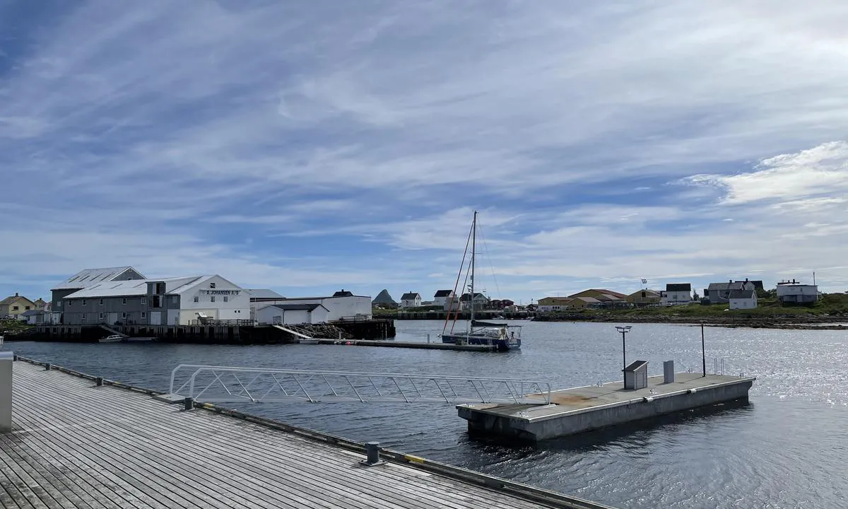 Røst: Her er det fullt opp med sjarker under vinterfisket, så det er flere flytebrygger, og rikelig med plass langs kaiene.  Vann finnes i ei lita bu på enden av denne flytebrygga.