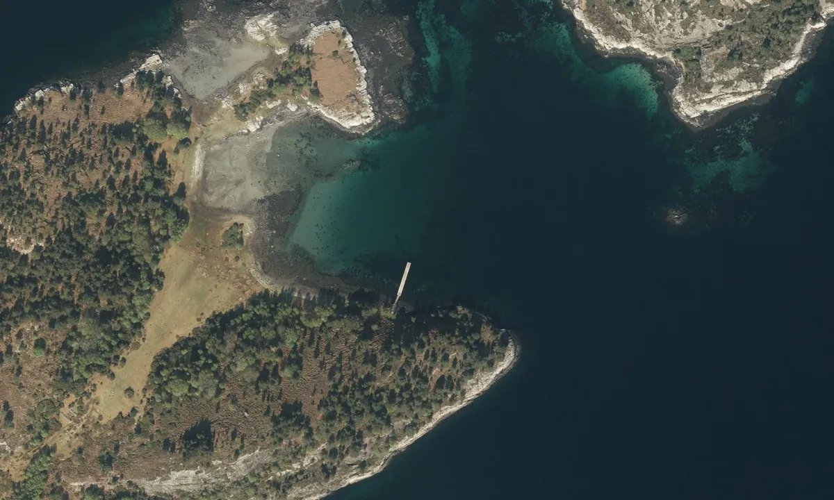 Flyfoto av Røstøya
