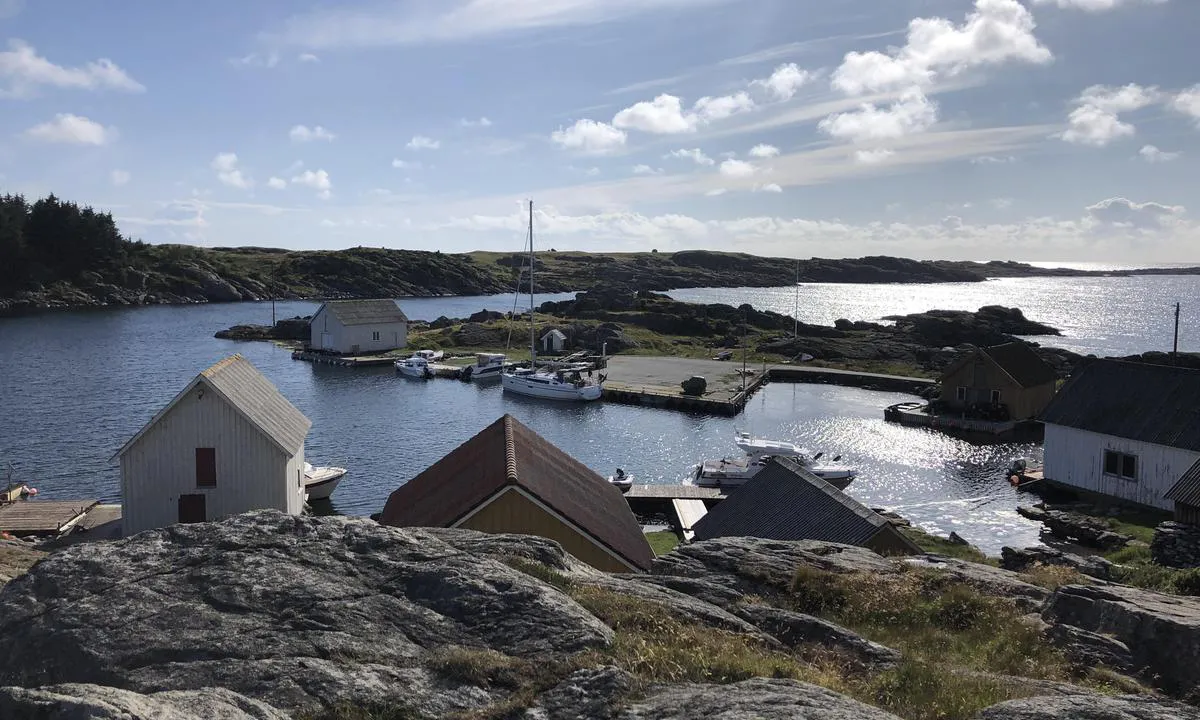 Rott: {"base": "no", "no": "Bilde av innseiling og betongkaia.", "se": "Bild av infarten och betongkajen.", "en": "Picture of the fairway and the concrete quay.", "da": "Billede af indsejling og betonmolen."}