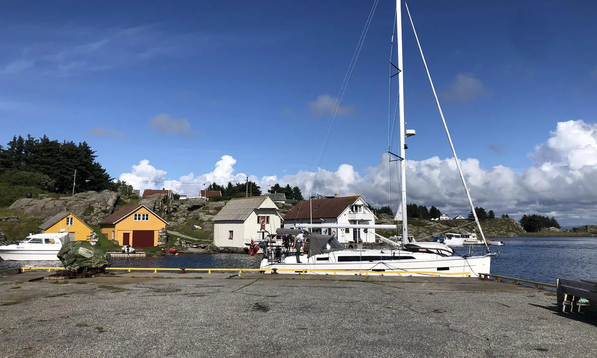 Rott: {"base": "no", "no": "Bilde av betongkaia, str\u00f8mskap er p\u00e5 h\u00f8yreside. Betaling i henhold til bruk.", "se": "<p>Bild av betongkajen, str\u00f6msk\u00e5p \u00e4r p\u00e5 h\u00f6ger sida. Betalning enligt anv\u00e4ndning.</p>", "en": "Picture of the concrete quay, electrical cabinet is on the right side. Payment according to usage.", "da": "Billede af betonmolen, str\u00f8mskab er p\u00e5 h\u00f8jre side. Betaling i henhold til brug."}