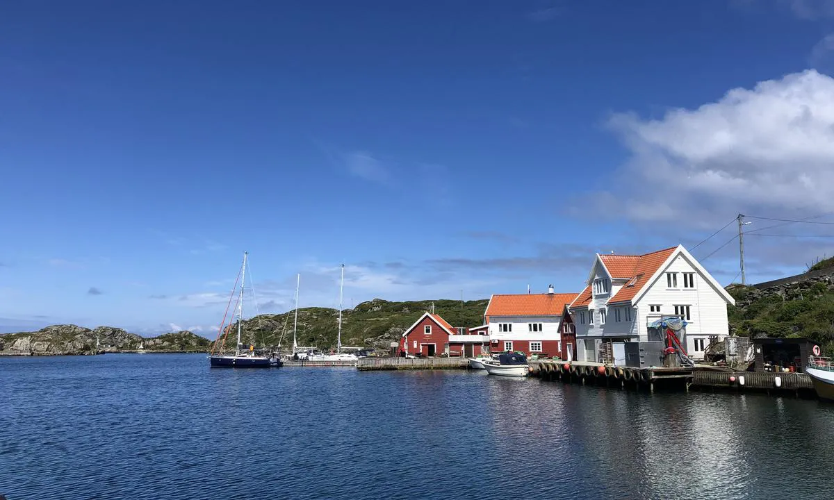 Røvær: {"base": "no", "no": "Flint gjestebryggeanlegg, som var rent og nyvasket. Dessverre ingen diesel eller komle \u00e5 f\u00e5 kj\u00f8pt slik internet proklamerte, men butikken p\u00e5 andre siden av sundet leverte dagligvarer i rikt mon.", "se": "Flint g\u00e4stbrygganl\u00e4ggning, som var ren och nytv\u00e4ttad. Tyv\u00e4rr ingen diesel eller kummel att k\u00f6pa som internet f\u00f6rkunnade, men butiken p\u00e5 andra sidan sundet levererade dagligvaror i rikt m\u00e5tt.", "en": "Flint guest pier facility, which was clean and freshly washed. Unfortunately, no diesel or herring to be bought as the internet proclaimed, but the store on the other side of the strait supplied groceries in abundance.", "da": "Flint g\u00e6stebryggeanl\u00e6g, som var rent og nyvasket. Desv\u00e6rre ingen diesel eller komle at k\u00f8be, som internettet proklamerede, men butikken p\u00e5 den anden side af sundet leverede dagligvarer i rigt m\u00e5l."}