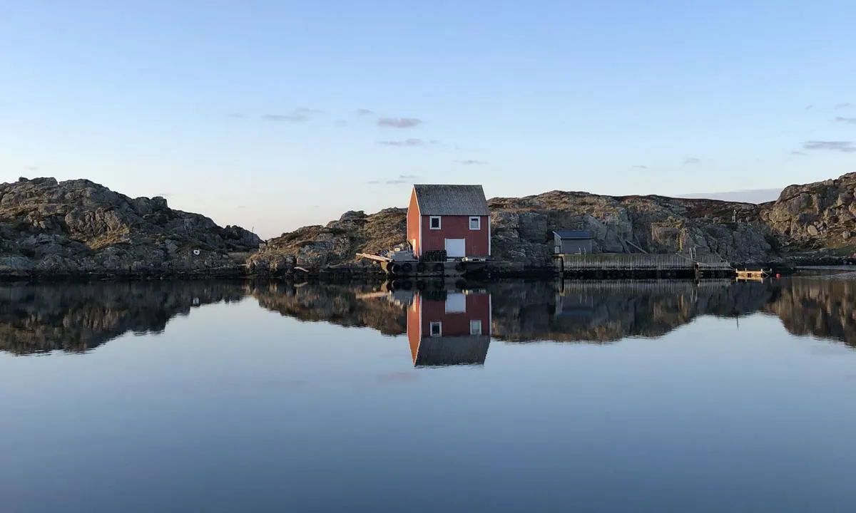 Røvær: {"base": "no", "no": "Blikkstille kveld i havna p\u00e5 R\u00f8v\u00e6r. Utsikt fra ankringsplassen i midten.", "se": "Blikstilla kv\u00e4ll i hamnen p\u00e5 R\u00f8v\u00e6r. Utsikt fr\u00e5n ankringsplatsen i mitten.", "en": "Calm evening in the harbor at R\u00f8v\u00e6r. View from the anchorage in the middle.", "da": "Blikstille aften i havnen p\u00e5 R\u00f8v\u00e6r. Udsigt fra ankerpladsen i midten."}