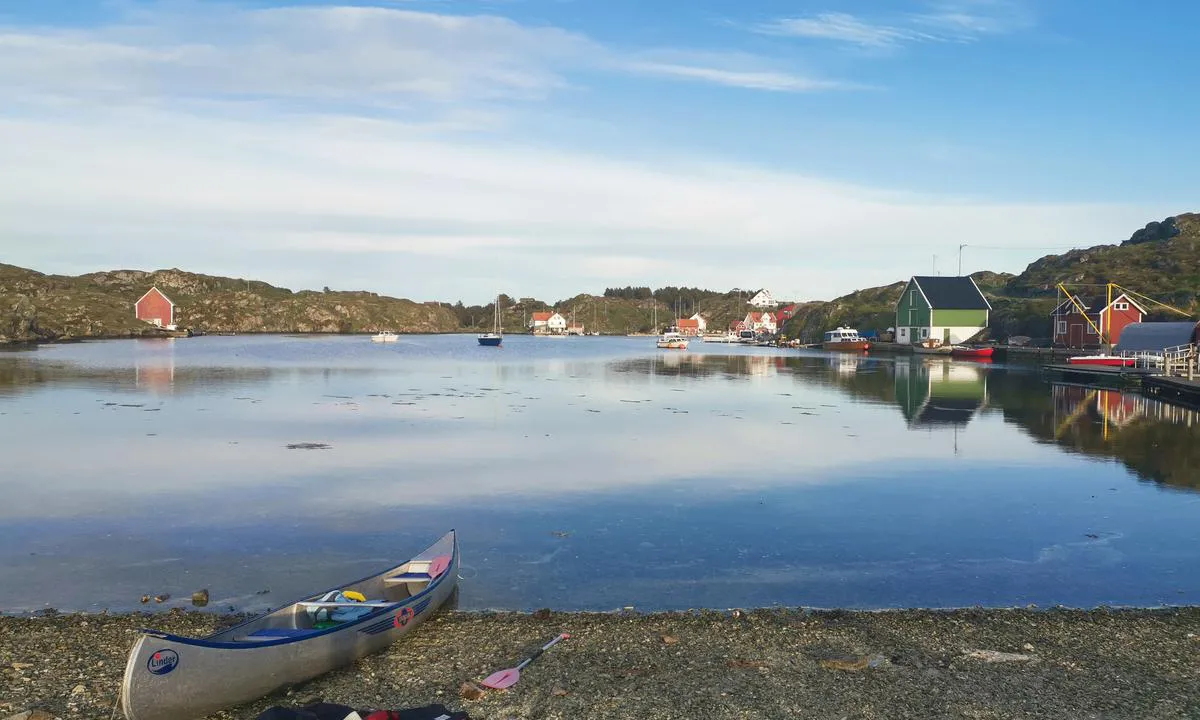 Røvær: Suggevågen, bare en svipptur med kano fra Sjøhuset. Her kan du grille og bade. Trygt for barn. .