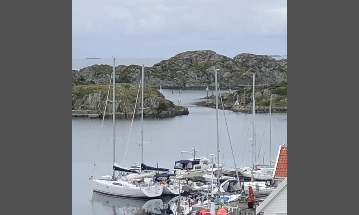 Røvær: {"base": "no", "no": "Adkomst gjennom sundet en ser p\u00e5 nord\u00f8st siden av \u00f8yen", "se": "Tilltr\u00e4de genom sundet som syns p\u00e5 nord\u00f6stra sidan av \u00f6n", "en": "Access through the strait can be seen on the northeast side of the island", "da": "Adgang gennem sundet man ser p\u00e5 nord\u00f8st siden af \u00f8en"}