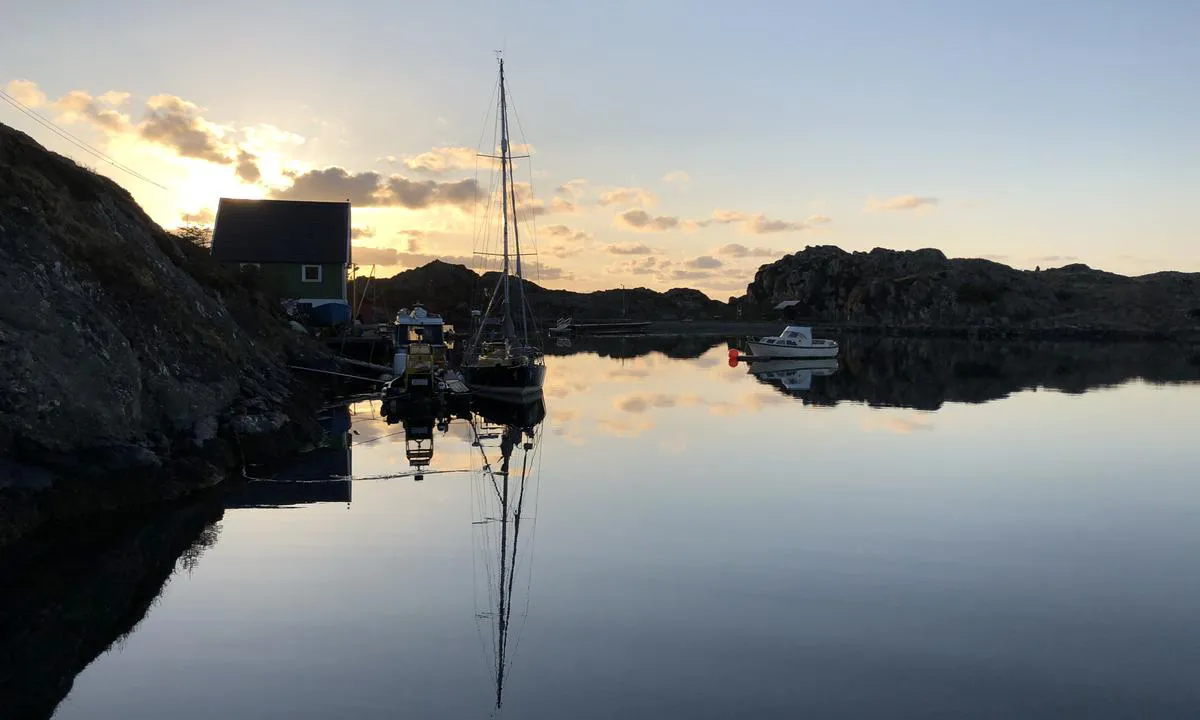 Røvær: {"base": "no", "no": "Solnedgang i bukta p\u00e5 R\u00f8v\u00e6r. Til h\u00f8yre i bildet er det god plass for \u00e5 ligge p\u00e5 svai.", "se": "Solnedg\u00e5ng i bukten vid R\u00f8v\u00e6r. Till h\u00f6ger i bilden finns det gott om plats f\u00f6r att ligga p\u00e5 svaj.", "en": "Sunset in the bay at R\u00f8v\u00e6r. To the right in the picture, there is ample space to anchor.", "da": "Solnedgang i bugten p\u00e5 R\u00f8v\u00e6r. Til h\u00f8jre i billedet er der god plads til at ligge for anker."}