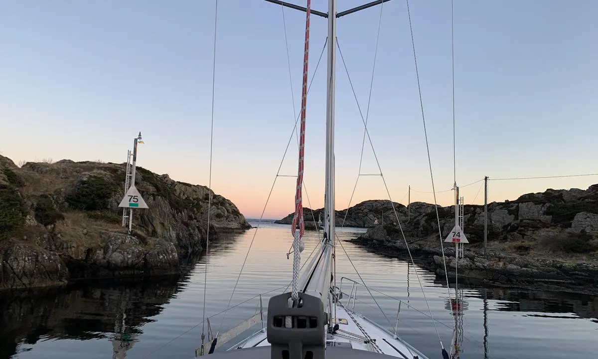 Røvær: {"base": "no", "no": "Utseiling nordover en tidlig morgen i mars.", "se": "Utf\u00e4rd norrut en tidig morgon i mars.", "en": "Sailing out northward on an early morning in March.", "da": "Udfart nordp\u00e5 en tidlig morgen i marts.", "fr": "Navigation vers le nord un matin t\u00f4t en mars.", "de": "Auslaufen nach Norden an einem fr\u00fchen Morgen im M\u00e4rz.", "es": "Navegaci\u00f3n hacia el norte en una ma\u00f1ana temprana de marzo.", "it": "Navigazione verso nord una mattina presto di marzo.", "pt": "Partida para o norte numa manh\u00e3 de mar\u00e7o.", "nl": "Uitvaren naar het noorden op een vroege ochtend in maart.", "pl": "Wyp\u0142yni\u0119cie na p\u00f3\u0142noc wczesnym rankiem w marcu.", "uk": "\u0412\u0438\u0445\u0456\u0434 \u043d\u0430 \u043f\u0456\u0432\u043d\u0456\u0447 \u0440\u0430\u043d\u043e \u0432\u0440\u0430\u043d\u0446\u0456 \u0432 \u0431\u0435\u0440\u0435\u0437\u043d\u0456.", "ro": "Navigare spre nord \u00eentr-o diminea\u021b\u0103 devreme de martie.", "tr": "Bir Mart sabah\u0131 kuzeye do\u011fru yelken a\u00e7mak.", "el": "\u0391\u03bd\u03b1\u03c7\u03ce\u03c1\u03b7\u03c3\u03b7 \u03c0\u03c1\u03bf\u03c2 \u03b2\u03bf\u03c1\u03c1\u03ac \u03ad\u03bd\u03b1 \u03c0\u03c1\u03ce\u03b9\u03bc\u03bf \u03c0\u03c1\u03c9\u03b9\u03bd\u03cc \u03c4\u03bf\u03c5 \u039c\u03b1\u03c1\u03c4\u03af\u03bf\u03c5.", "cs": "Vyplut\u00ed na sever brzy r\u00e1no v b\u0159eznu.", "hu": "\u00c9szaki kihaj\u00f3z\u00e1s egy korai reggelen m\u00e1rciusban.", "fi": "Purjehdus pohjoiseen aikaisin maaliskuun aamuna.", "bg": "\u041f\u043b\u0430\u0432\u0430\u043d\u0435 \u043d\u0430 \u0441\u0435\u0432\u0435\u0440 \u0435\u0434\u043d\u0430 \u0440\u0430\u043d\u043d\u0430 \u0441\u0443\u0442\u0440\u0438\u043d \u043f\u0440\u0435\u0437 \u043c\u0430\u0440\u0442.", "sr": "\u0418\u0441\u043f\u043b\u043e\u0432\u0459\u0430\u0432\u0430\u045a\u0435 \u043d\u0430 \u0441\u0435\u0432\u0435\u0440 \u0440\u0430\u043d\u043e\u0433 \u0458\u0443\u0442\u0440\u0430 \u0443 \u043c\u0430\u0440\u0442\u0443.", "et": "V\u00e4ljapurjetamine p\u00f5hja poole varajasel hommikul m\u00e4rtsis.", "lv": "Izku\u0123o\u0161ana zieme\u013cu virzien\u0101 agr\u0101 marta r\u012bt\u0101.", "lt": "I\u0161plaukimas \u0161iaur\u0117n ankst\u0173 ryt\u0105 kovo m\u0117nes\u012f."}