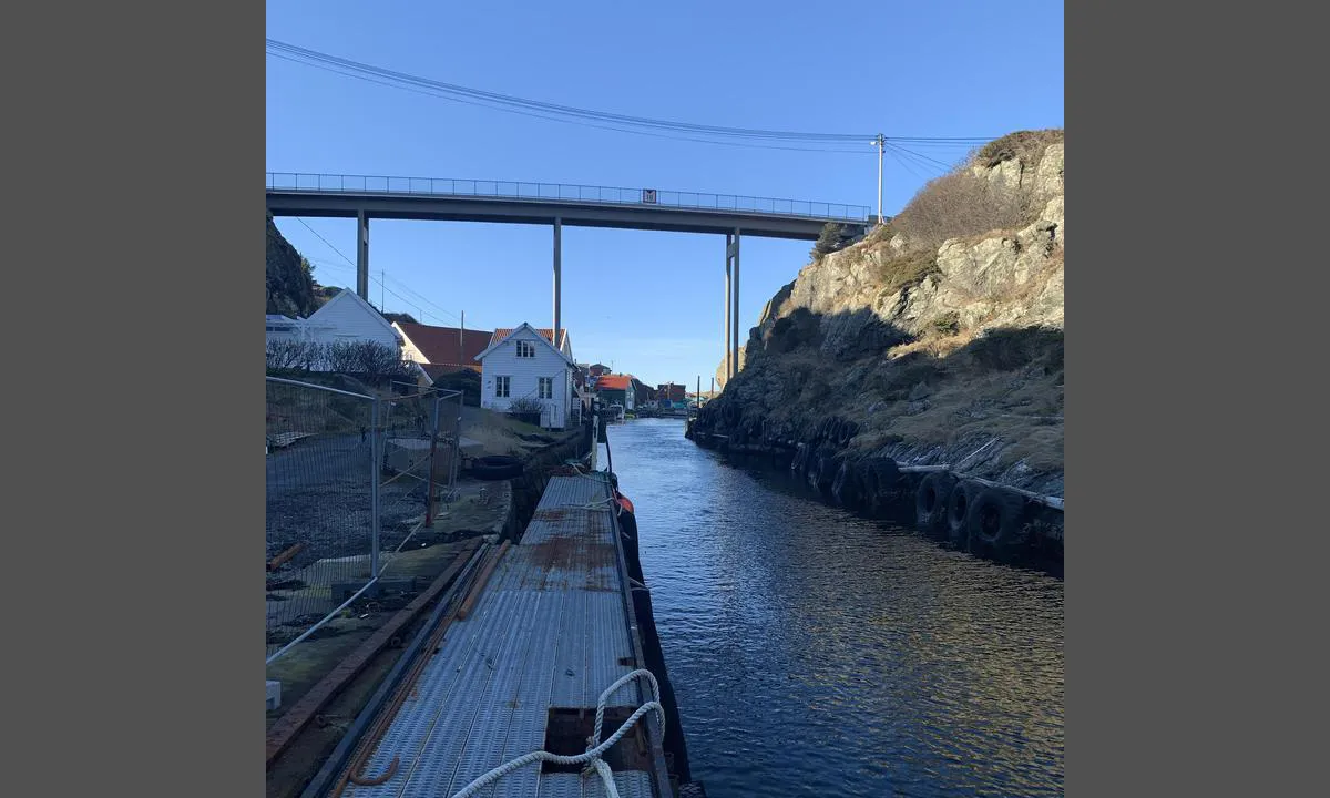 Røvær: {"base": "no", "no": "Seiler du kanalen s\u00f8rfra m\u00e5 du huske at broen er 16m.", "se": "Seglar du kanalen s\u00f6derifr\u00e5n m\u00e5ste du komma ih\u00e5g att bron \u00e4r 16m.", "en": "If you are sailing the canal from the south, remember that the bridge is 16m.", "da": "Sejler du kanalen sydfra skal du huske at broen er 16m.", "fr": "Si vous naviguez par le canal depuis le sud, n'oubliez pas que le pont est \u00e0 16m.", "de": "Segeln Sie von S\u00fcden \u00fcber den Kanal, denken Sie daran, dass die Br\u00fccke 16 m hoch ist.", "es": "Si navegas por el canal desde el sur, debes recordar que el puente tiene 16 m.", "it": "Se navighi nel canale da sud, devi ricordare che il ponte \u00e8 di 16 m.", "pt": "Se voc\u00ea navegar pelo canal vindo do sul, deve lembrar que a ponte tem 16m.", "nl": "Als je het kanaal vanuit het zuiden opvaart, moet je onthouden dat de brug 16m hoog is.", "pl": "Je\u015bli \u017ceglujesz kana\u0142em z po\u0142udnia, musisz pami\u0119ta\u0107, \u017ce most ma 16 m.", "uk": "\u042f\u043a\u0449\u043e \u0432\u0438 \u043f\u0440\u044f\u043c\u0443\u0454\u0442\u0435 \u043a\u0430\u043d\u0430\u043b\u043e\u043c \u0437 \u043f\u0456\u0432\u0434\u043d\u044f, \u043f\u0430\u043c'\u044f\u0442\u0430\u0439\u0442\u0435, \u0449\u043e \u043c\u0456\u0441\u0442 \u043c\u0430\u0454 \u0432\u0438\u0441\u043e\u0442\u0443 16 \u043c.", "ro": "Navighezi pe canal dinspre sud, trebuie s\u0103 re\u021bii c\u0103 podul are 16m.", "tr": "G\u00fcneyden kanala yelken a\u00e7\u0131yorsan\u0131z, k\u00f6pr\u00fcn\u00fcn 16m oldu\u011funu unutmay\u0131n.", "el": "\u0391\u03bd \u03c0\u03bb\u03ad\u03b5\u03b9\u03c2 \u03b1\u03c0\u03cc \u03c4\u03bf \u03bd\u03cc\u03c4\u03bf \u03bc\u03ad\u03c3\u03c9 \u03c4\u03bf\u03c5 \u03ba\u03b1\u03bd\u03b1\u03bb\u03b9\u03bf\u03cd, \u03c0\u03c1\u03ad\u03c0\u03b5\u03b9 \u03bd\u03b1 \u03b8\u03c5\u03bc\u03ac\u03c3\u03b1\u03b9 \u03cc\u03c4\u03b9 \u03b7 \u03b3\u03ad\u03c6\u03c5\u03c1\u03b1 \u03ad\u03c7\u03b5\u03b9 \u03cd\u03c8\u03bf\u03c2 16\u03bc.", "cs": "Pokud plujete kan\u00e1lem z jihu, mus\u00edte pamatovat na to, \u017ee most je vysok\u00fd 16 m.", "hu": "Ha d\u00e9lr\u0151l haj\u00f3zol a csatorn\u00e1n, ne feledd, hogy a h\u00edd 16m magas.", "fi": "Jos purjehdit kanavaa etel\u00e4st\u00e4, muista ett\u00e4 silta on 16 m korkea.", "bg": "\u0410\u043a\u043e \u043f\u043b\u0430\u0432\u0430\u0442\u0435 \u043f\u043e \u043a\u0430\u043d\u0430\u043b\u0430 \u043e\u0442 \u044e\u0433, \u0442\u0440\u044f\u0431\u0432\u0430 \u0434\u0430 \u0437\u0430\u043f\u043e\u043c\u043d\u0438\u0442\u0435, \u0447\u0435 \u043c\u043e\u0441\u0442\u044a\u0442 \u0435 16 \u043c.", "sr": "\u0410\u043a\u043e \u043f\u043b\u043e\u0432\u0438\u0448 \u043a\u0430\u043d\u0430\u043b\u043e\u043c \u0441\u0430 \u0458\u0443\u0433\u0430, \u043c\u043e\u0440\u0430\u0448 \u0438\u043c\u0430\u0442\u0438 \u043d\u0430 \u0443\u043c\u0443 \u0434\u0430 \u0458\u0435 \u043c\u043e\u0441\u0442 \u0432\u0438\u0441\u043e\u043a 16 \u043c\u0435\u0442\u0430\u0440\u0430.", "et": "Kui purjetad l\u00f5unast kanalit pidi, pead meeles pidama, et sild on 16m.", "lv": "Ja ien\u0101c no dienvidiem caur kan\u0101lu, atceries, ka tilts ir 16 m augsts.", "lt": "Jei plaukiate kanalu i\u0161 piet\u0173, turite prisiminti, kad tiltas yra 16 m auk\u0161\u010dio."}