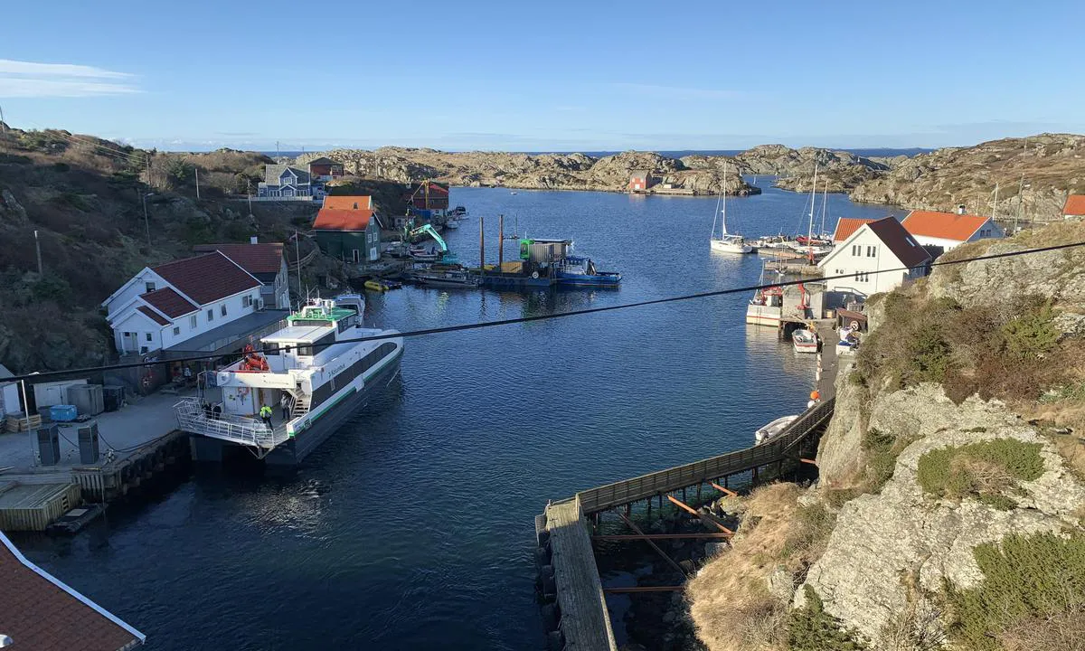 Røvær: {"base": "no", "no": "Gjestehavna til h\u00f8yre bak det hvite huset. Butikk i det hvite ved hurtigb\u00e5tkaia. Bilde tatt fra broa, mot nord.", "se": "G\u00e4sthamnen till h\u00f6ger bakom det vita huset. Butik i det vita vid snabb\u00e5tkaian. Bild tagen fr\u00e5n bron, mot norr.", "en": "Guest harbor to the right behind the white house. Shop in the white building by the express boat pier. Picture taken from the bridge, facing north.", "da": "G\u00e6stehavnen til h\u00f8jre bag det hvide hus. Butik i det hvide ved hurtigb\u00e5dskaien. Billede taget fra broen, mod nord.", "fr": "Le port de plaisance des invit\u00e9s se trouve \u00e0 droite derri\u00e8re la maison blanche. Magasin dans la maison blanche pr\u00e8s du quai des bateaux rapides. Photo prise du pont, vers le nord.", "de": "Der G\u00e4stehafen liegt rechts hinter dem wei\u00dfen Haus. Gesch\u00e4ft im wei\u00dfen Geb\u00e4ude am Schnellbootkai. Bild aufgenommen von der Br\u00fccke in Richtung Norden.", "es": "El puerto de invitados a la derecha detr\u00e1s de la casa blanca. Tienda en la blanca junto al muelle del bote r\u00e1pido. Foto tomada desde el puente, hacia el norte.", "it": "Il porto degli ospiti \u00e8 a destra dietro la casa bianca. Negozio nella casa bianca presso il molo degli aliscafi. Foto scattata dal ponte, verso nord.", "pt": "Marina de visitantes \u00e0 direita atr\u00e1s da casa branca. Loja na casa branca perto do cais de barcos r\u00e1pidos. Foto tirada da ponte, para o norte.", "nl": "Gastenhaven aan de rechterkant achter het witte huis. Winkel in het witte gebouw bij de snelbootkade. Foto genomen vanaf de brug, naar het noorden.", "pl": "Przysta\u0144 go\u015bcinna na prawo za bia\u0142ym domem. Sklep w bia\u0142ym budynku obok przystani szybkich \u0142odzi. Zdj\u0119cie zrobione z mostu, w kierunku p\u00f3\u0142nocnym.", "uk": "\u0413\u043e\u0441\u0442\u044c\u043e\u0432\u0430 \u0433\u0430\u0432\u0430\u043d\u044c \u043f\u0440\u0430\u0432\u043e\u0440\u0443\u0447 \u0437\u0430 \u0431\u0456\u043b\u0438\u043c \u0431\u0443\u0434\u0438\u043d\u043a\u043e\u043c. \u041c\u0430\u0433\u0430\u0437\u0438\u043d \u0443 \u0431\u0456\u043b\u043e\u043c\u0443 \u0431\u0456\u043b\u044f \u043f\u0440\u0438\u0447\u0430\u043b\u0443 \u0448\u0432\u0438\u0434\u043a\u0456\u0441\u043d\u0438\u0445 \u0441\u0443\u0434\u0435\u043d. \u0424\u043e\u0442\u043e \u0437\u0440\u043e\u0431\u043b\u0435\u043d\u043e \u0437 \u043c\u043e\u0441\u0442\u0443, \u043d\u0430 \u043f\u0456\u0432\u043d\u0456\u0447.", "ro": "Portul pentru oaspe\u021bi la dreapta, \u00een spatele casei albe. Magazin \u00een casa alb\u0103 de l\u00e2ng\u0103 debarcaderul pentru nave rapide. Imaginea a fost luat\u0103 de pe pod, spre nord.", "tr": "Misafir liman\u0131 beyaz evin arkas\u0131nda sa\u011fda. Beyaz binada h\u0131zl\u0131 feribot iskelesinin yan\u0131nda d\u00fckkan. K\u00f6pr\u00fcden kuzeye do\u011fru \u00e7ekilmi\u015f foto\u011fraf.", "el": "\u0397 \u03bc\u03b1\u03c1\u03af\u03bd\u03b1 \u03b5\u03c0\u03b9\u03c3\u03ba\u03b5\u03c0\u03c4\u03ce\u03bd \u03c3\u03c4\u03b1 \u03b4\u03b5\u03be\u03b9\u03ac \u03c0\u03af\u03c3\u03c9 \u03b1\u03c0\u03cc \u03c4\u03bf \u03bb\u03b5\u03c5\u03ba\u03cc \u03c3\u03c0\u03af\u03c4\u03b9. \u039a\u03b1\u03c4\u03ac\u03c3\u03c4\u03b7\u03bc\u03b1 \u03c3\u03c4\u03bf \u03bb\u03b5\u03c5\u03ba\u03cc \u03ba\u03c4\u03af\u03c1\u03b9\u03bf \u03ba\u03bf\u03bd\u03c4\u03ac \u03c3\u03c4\u03b7\u03bd \u03b1\u03c0\u03bf\u03b2\u03ac\u03b8\u03c1\u03b1 \u03c4\u03b1\u03c7\u03cd\u03c0\u03bb\u03bf\u03c9\u03bd. \u0397 \u03c6\u03c9\u03c4\u03bf\u03b3\u03c1\u03b1\u03c6\u03af\u03b1 \u03c4\u03c1\u03b1\u03b2\u03ae\u03c7\u03c4\u03b7\u03ba\u03b5 \u03b1\u03c0\u03cc \u03c4\u03b7 \u03b3\u03ad\u03c6\u03c5\u03c1\u03b1, \u03c0\u03c1\u03bf\u03c2 \u03c4\u03bf\u03bd \u03b2\u03bf\u03c1\u03c1\u03ac.", "cs": "P\u0159\u00edstav pro hosty napravo za b\u00edl\u00fdm domem. Obchod v tom b\u00edl\u00e9m domu u rychlolodn\u00edho mola. Fotografie po\u0159\u00edzena z mostu, sm\u011brem na sever.", "hu": "Vend\u00e9ghaj\u00f3-kik\u00f6t\u0151 jobbra a feh\u00e9r h\u00e1z m\u00f6g\u00f6tt. \u00dczlet a feh\u00e9r \u00e9p\u00fcletben a gyorshaj\u00f3kik\u00f6t\u0151n\u00e9l. K\u00e9p a h\u00eddr\u00f3l \u00e9szak fel\u00e9 n\u00e9zve.", "fi": "Vierassatama oikealla valkoisen talon takana. Kauppa valkoisessa talossa pikaveneen laiturin vieress\u00e4. Kuva otettu sillalta pohjoiseen.", "bg": "\u0413\u043e\u0441\u0442\u0443\u0432\u0430\u0449\u043e\u0442\u043e \u043f\u0440\u0438\u0441\u0442\u0430\u043d\u0438\u0449\u0435 \u0435 \u043e\u0442\u0434\u044f\u0441\u043d\u043e \u0437\u0430\u0434 \u0431\u044f\u043b\u0430\u0442\u0430 \u043a\u044a\u0449\u0430. \u041c\u0430\u0433\u0430\u0437\u0438\u043d\u044a\u0442 \u0435 \u0432 \u0431\u044f\u043b\u0430\u0442\u0430 \u0441\u0433\u0440\u0430\u0434\u0430 \u0434\u043e \u043a\u0435\u044f \u0437\u0430 \u0431\u044a\u0440\u0437\u0438 \u043b\u043e\u0434\u043a\u0438. \u0421\u043d\u0438\u043c\u043a\u0430\u0442\u0430 \u0435 \u043d\u0430\u043f\u0440\u0430\u0432\u0435\u043d\u0430 \u043e\u0442 \u043c\u043e\u0441\u0442\u0430, \u0432 \u043f\u043e\u0441\u043e\u043a\u0430 \u0441\u0435\u0432\u0435\u0440.", "sr": "\u041f\u0440\u0438\u043c\u043e\u0440\u0438\u0448\u0442\u0435 \u0437\u0430 \u0433\u043e\u0441\u0442\u0435 \u0434\u0435\u0441\u043d\u043e \u0438\u0437\u0430 \u0431\u0435\u043b\u0435 \u043a\u0443\u045b\u0435. \u041f\u0440\u043e\u0434\u0430\u0432\u043d\u0438\u0446\u0430 \u0443 \u0431\u0435\u043b\u043e\u0458 \u0437\u0433\u0440\u0430\u0434\u0438 \u043a\u043e\u0434 \u0431\u0440\u0437\u0435 \u0431\u0440\u043e\u0434\u0441\u043a\u0435 \u0441\u0442\u0430\u043d\u0438\u0446\u0435. \u0421\u043b\u0438\u043a\u0430 \u0458\u0435 \u0443\u0437\u0435\u0442\u0430 \u0441\u0430 \u043c\u043e\u0441\u0442\u0430, \u043f\u0440\u0435\u043c\u0430 \u0441\u0435\u0432\u0435\u0440\u0443.", "et": "K\u00fclalissadam paremal valge maja taga. Pood valges hoones kiirpaadisilla juures. Pilt on tehtud sillalt p\u00f5hja suunas.", "lv": "Viesu osta pa labi aiz balt\u0101s \u0113kas. Veikals baltaj\u0101 \u0113k\u0101 pie \u0101trgaitas laivu piest\u0101tnes. Att\u0113ls uz\u0146emts no tilta, zieme\u013cu virzien\u0101.", "lt": "Sve\u010di\u0173 uostas de\u0161in\u0117je u\u017e balto namo. Parduotuv\u0117 baltame prie greitojo katerio prieplaukos. Nuotrauka daryta nuo tilto, \u012f \u0161iaur\u0119."}