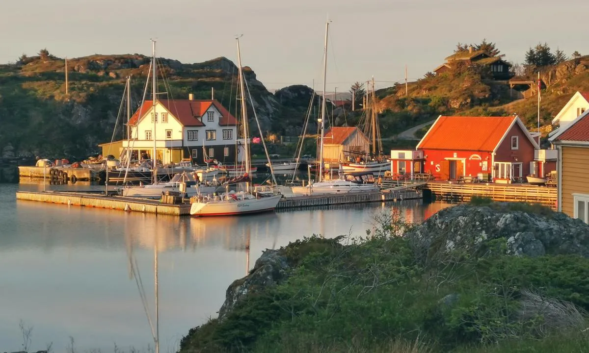 Røvær: Flytebrygge.