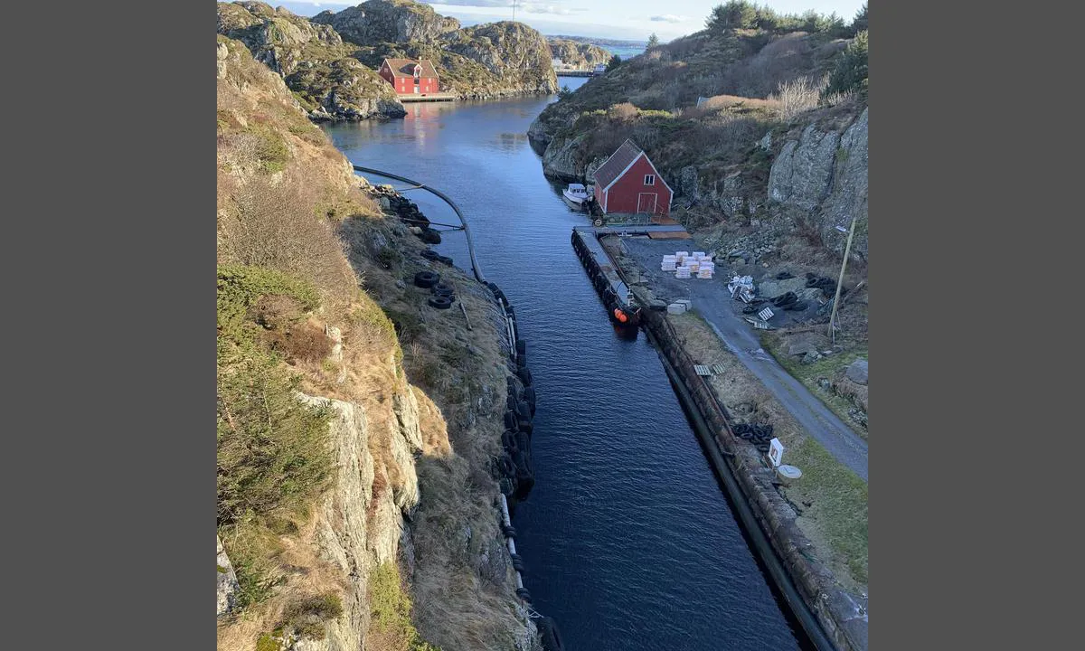 Røvær: {"base": "no", "no": "Kanalen. Bilde tatt fra broen s\u00f8rover.", "se": "Kanalen. Bild tagen fr\u00e5n bron s\u00f6derut.", "en": "The channel. Picture taken from the bridge facing south.", "da": "Kanalen. Billede taget fra broen sydp\u00e5.", "fr": "Le canal. Photo prise du pont vers le sud.", "de": "Der Kanal. Bild von der Br\u00fccke in Richtung S\u00fcden aufgenommen.", "es": "El Canal. Imagen tomada desde el puente hacia el sur.", "it": "Il canale. Immagine presa dal ponte verso sud.", "pt": "O Canal. Imagem tirada da ponte para o sul.", "nl": "Het kanaal. Foto genomen vanaf de brug in zuidelijke richting.", "pl": "Kana\u0142. Zdj\u0119cie zrobione z mostu na po\u0142udnie.", "uk": "\u041a\u0430\u043d\u0430\u043b. \u0417\u043d\u0456\u043c\u043e\u043a \u0437\u0440\u043e\u0431\u043b\u0435\u043d\u0438\u0439 \u0437 \u043c\u043e\u0441\u0442\u0430 \u043d\u0430 \u043f\u0456\u0432\u0434\u0435\u043d\u044c.", "ro": "Canalul. Imagine luat\u0103 de pe pod spre sud.", "tr": "Kanal. G\u00f6rsel g\u00fcney y\u00f6n\u00fcnde k\u00f6pr\u00fcden \u00e7ekilmi\u015ftir.", "el": "\u03a4\u03bf \u03ba\u03b1\u03bd\u03ac\u03bb\u03b9. \u0395\u03b9\u03ba\u03cc\u03bd\u03b1 \u03bb\u03ae\u03c6\u03b8\u03b7\u03ba\u03b5 \u03b1\u03c0\u03cc \u03c4\u03b7 \u03b3\u03ad\u03c6\u03c5\u03c1\u03b1 \u03c0\u03c1\u03bf\u03c2 \u03bd\u03cc\u03c4\u03bf.", "cs": "Kan\u00e1l. Obr\u00e1zek po\u0159\u00edzen\u00fd z mostu na jih.", "hu": "A csatorna. K\u00e9p d\u00e9li ir\u00e1nyban, a h\u00eddr\u00f3l k\u00e9sz\u00edtve.", "fi": "Kanava. Kuva otettu sillalta etel\u00e4\u00e4n.", "bg": "\u041a\u0430\u043d\u0430\u043b\u044a\u0442. \u0421\u043d\u0438\u043c\u043a\u0430, \u043d\u0430\u043f\u0440\u0430\u0432\u0435\u043d\u0430 \u043e\u0442 \u043c\u043e\u0441\u0442\u0430 \u043d\u0430 \u044e\u0433.", "sr": "\u041a\u0430\u043d\u0430\u043b. \u0421\u043b\u0438\u043a\u0430 \u0441\u043d\u0438\u043c\u0459\u0435\u043d\u0430 \u0441\u0430 \u043c\u043e\u0441\u0442\u0430 \u043f\u0440\u0435\u043c\u0430 \u0458\u0443\u0433\u0443.", "et": "Kanal. Pilt v\u00f5etud sillalt l\u00f5una poole.", "lv": "Kan\u0101ls. Att\u0113ls uz dienvidiem no tilta.", "lt": "Kanalas. Nuotrauka paimta nuo tilto \u012f pietus."}