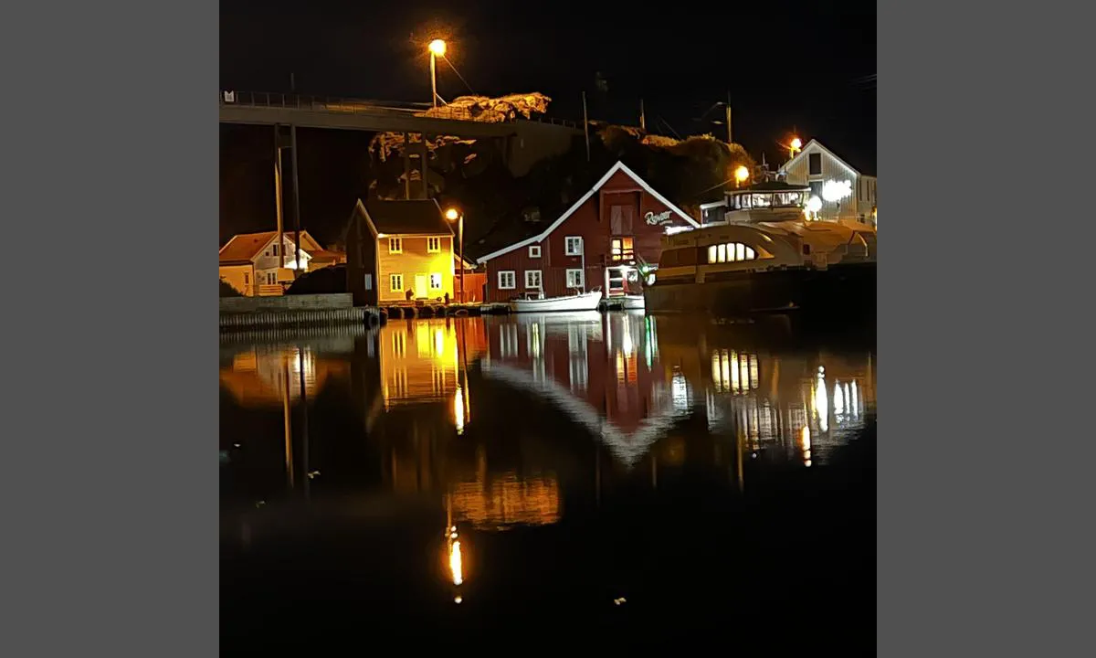 Røvær: Utsikt fra gjestehavna en fin høstkveld i September .