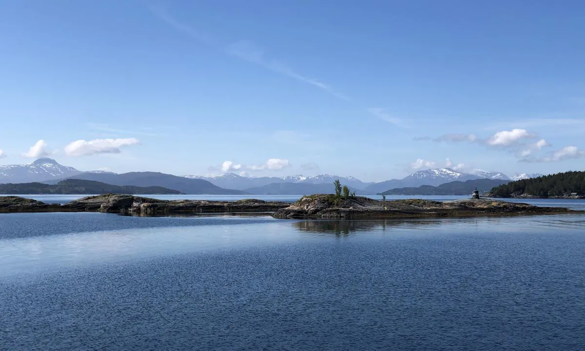 {"base": "no", "no": "Rovikholmen ligger godt beskyttet innenfor flere \u00f8yer og her har du fantastisk utsikt mot fjellene p\u00e5 land. Bildet er tatt fra ankringsplassen mot sydvest.", "se": "Rovikholmen ligger v\u00e4l skyddad innanf\u00f6r flera \u00f6ar och h\u00e4r har du fantastisk utsikt mot bergen p\u00e5 land. Bilden \u00e4r tagen fr\u00e5n ankringsplatsen mot sydv\u00e4st.", "en": "Rovikholmen is well protected within several islands and here you have a fantastic view towards the mountains on land. The picture is taken from the anchorage facing southwest.", "da": "Rovikholmen ligger godt beskyttet inden for flere \u00f8er, og her har du fantastisk udsigt mod bjergene p\u00e5 land. Billedet er taget fra ankerpladsen mod sydvest."}