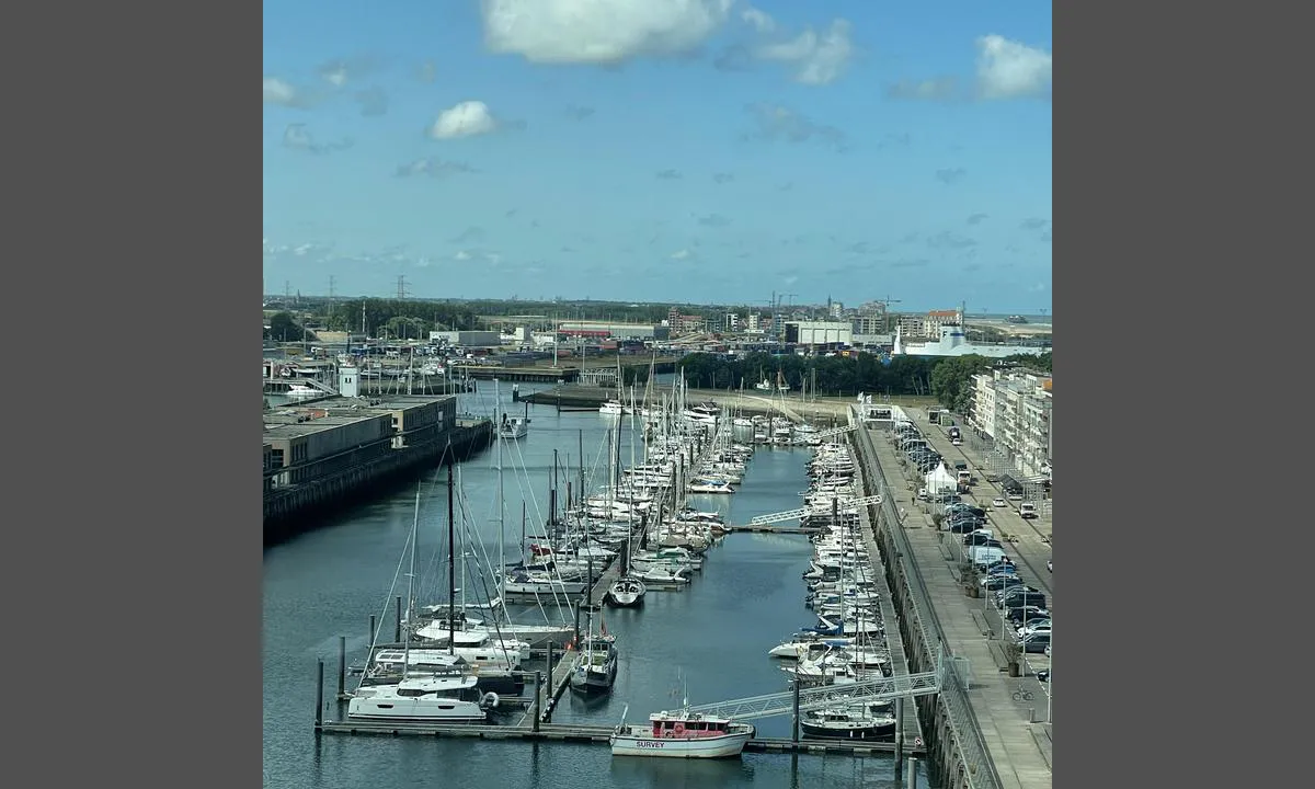 Royal Belgium Sailing Club Zeebrugge: {"base": "no", "no": "Gjesteplasser \u00f8verst i bildet", "se": "G\u00e4stplatser \u00f6verst i bilden", "en": "Guest spots at the top of the picture", "da": "G\u00e6stepladser \u00f8verst i billedet"}