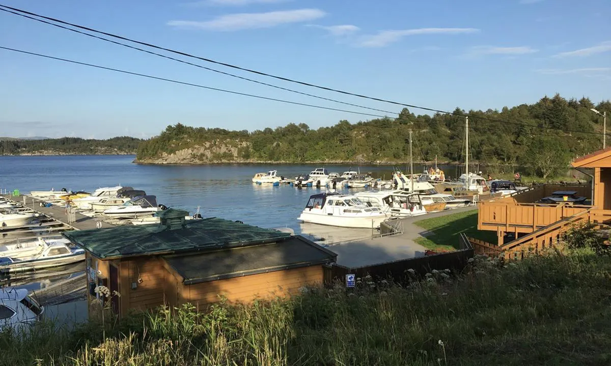 Røyksund Båtforening: {"base": "no", "no": "B\u00e5tforeningens servicebygg til h\u00f8yre", "se": "B\u00e5tf\u00f6reningens servicebyggnad till h\u00f6ger", "en": "The boat association's service building to the right", "da": "B\u00e5deforeningens servicebygning til h\u00f8jre"}