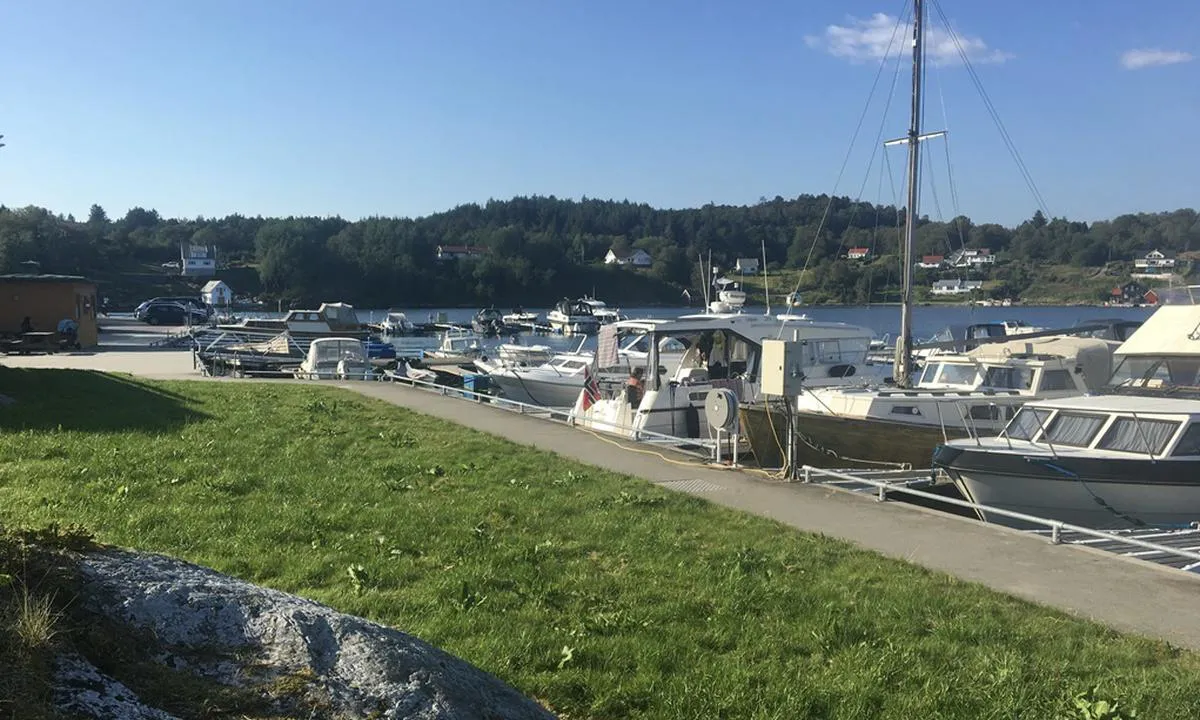 Røyksund Båtforening: Anvist plass via telefon fra ansvarlig. Han så oss på kamera da vi ankom.