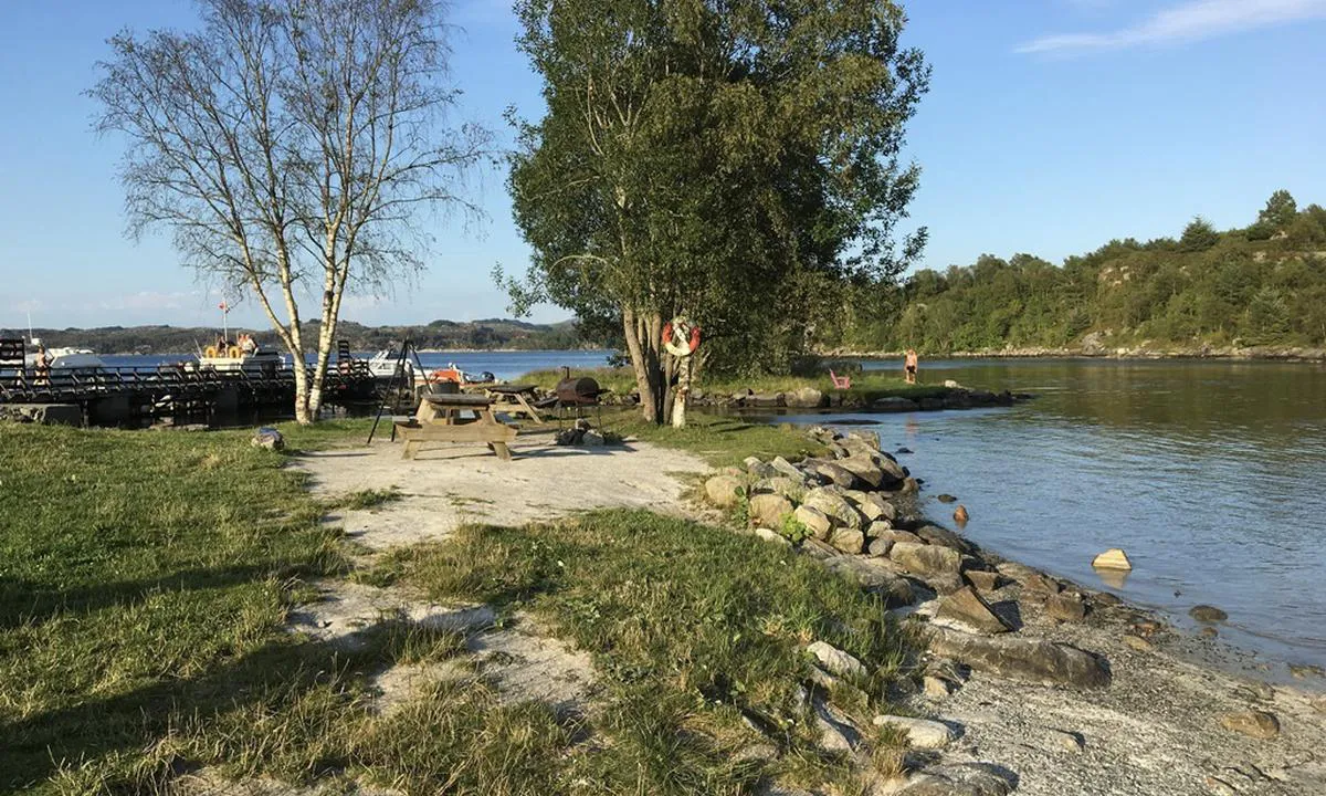 Røyksund Båtforening: Grillplasser og bord