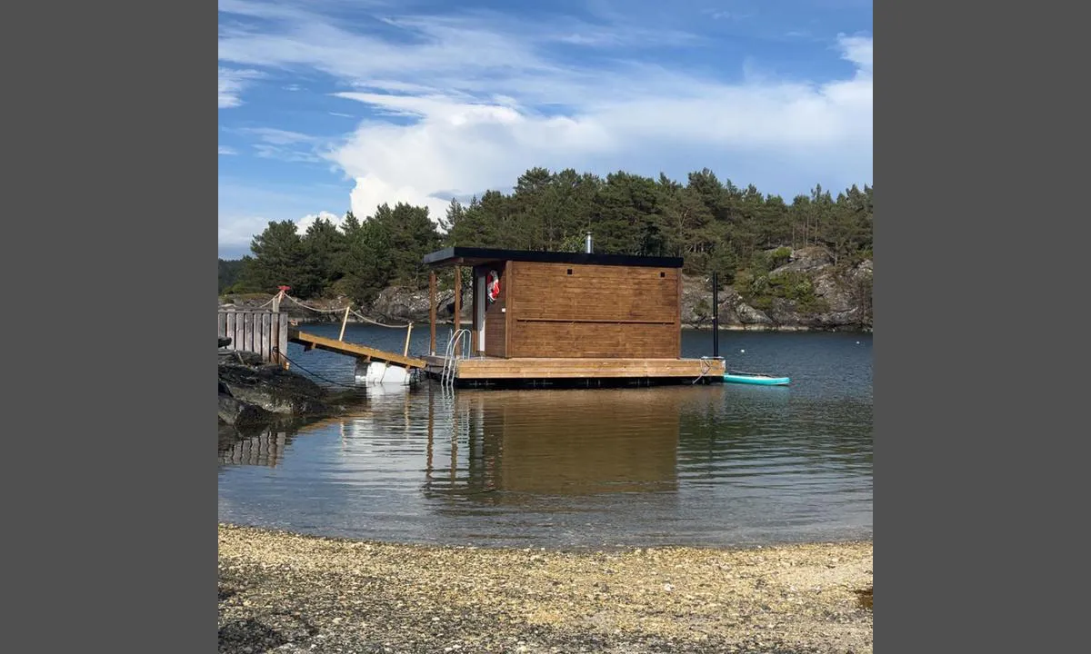 Røyksundkanalen Badeland & Feriesenter: {"base": "no", "no": "Flott sauna tilgjengelig for gjester.", "se": "Fin bastu tillg\u00e4nglig f\u00f6r g\u00e4ster.", "en": "Excellent sauna available for guests.", "da": "Flot sauna tilg\u00e6ngelig for g\u00e6ster.", "fr": "Super sauna disponible pour les invit\u00e9s.", "de": "Gro\u00dfartige Sauna f\u00fcr G\u00e4ste verf\u00fcgbar.", "es": "Sauna excelente disponible para los invitados.", "it": "Bella sauna disponibile per gli ospiti.", "pt": "Sauna excelente dispon\u00edvel para convidados.", "nl": "Geweldige sauna beschikbaar voor gasten.", "pl": "Dost\u0119pna jest wspania\u0142a sauna dla go\u015bci.", "uk": "\u0427\u0443\u0434\u043e\u0432\u0430 \u0441\u0430\u0443\u043d\u0430 \u0434\u043e\u0441\u0442\u0443\u043f\u043d\u0430 \u0434\u043b\u044f \u0433\u043e\u0441\u0442\u0435\u0439.", "ro": "Saun\u0103 excelent\u0103 disponibil\u0103 pentru oaspe\u021bi.", "tr": "Misafirler i\u00e7in harika sauna mevcuttur.", "el": "\u0394\u03b9\u03b1\u03b8\u03ad\u03c3\u03b9\u03bc\u03b7 \u03b5\u03be\u03b1\u03b9\u03c1\u03b5\u03c4\u03b9\u03ba\u03ae \u03c3\u03ac\u03bf\u03c5\u03bd\u03b1 \u03b3\u03b9\u03b1 \u03c4\u03bf\u03c5\u03c2 \u03b5\u03c0\u03b9\u03c3\u03ba\u03ad\u03c0\u03c4\u03b5\u03c2.", "cs": "Skv\u011bl\u00e1 sauna dostupn\u00e1 pro hosty.", "hu": "Vend\u00e9gek sz\u00e1m\u00e1ra el\u00e9rhet\u0151 nagyszer\u0171 szauna.", "fi": "Hienot sauna k\u00e4ytett\u00e4viss\u00e4 vieraille.", "bg": "\u0421\u0442\u0440\u0430\u0445\u043e\u0442\u043d\u0430 \u0441\u0430\u0443\u043d\u0430 \u043d\u0430 \u0440\u0430\u0437\u043f\u043e\u043b\u043e\u0436\u0435\u043d\u0438\u0435 \u0437\u0430 \u0433\u043e\u0441\u0442\u0438.", "sr": "\u041e\u0434\u043b\u0438\u0447\u043d\u0430 \u0441\u0430\u0443\u043d\u0430 \u0434\u043e\u0441\u0442\u0443\u043f\u043d\u0430 \u0437\u0430 \u0433\u043e\u0441\u0442\u0435.", "et": "Suurep\u00e4rane saun on saadaval k\u00fclalistele.", "lv": "Lieliska sauna pieejama viesiem.", "lt": "Puiki sauna prieinama sve\u010diams."}