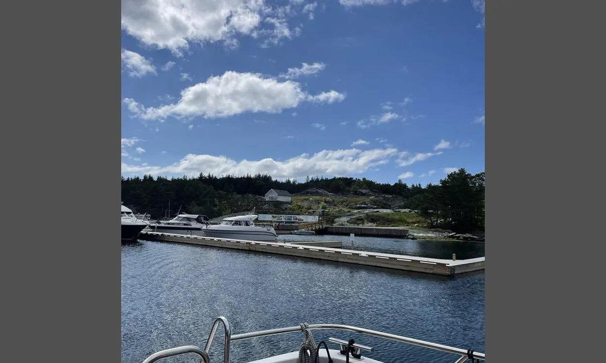 Røyksundkanalen Badeland & Feriesenter: {"base": "no", "no": "Bryggeanlegg p\u00e5 nordsiden.", "se": "Brygganl\u00e4ggning p\u00e5 norra sidan.", "en": "Docking facility on the north side.", "da": "Brosystem p\u00e5 nordsiden."}
