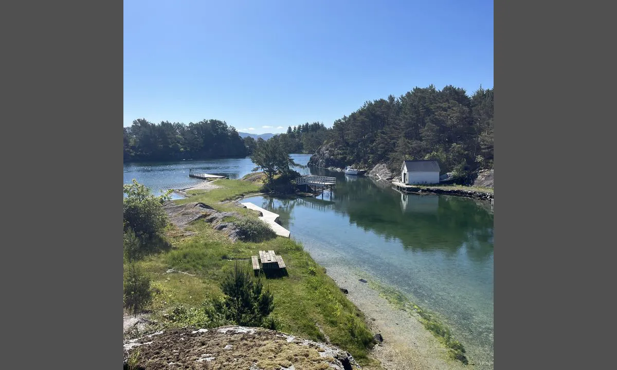 Røyksundkanalen Badeland & Feriesenter: {"base": "no", "no": "Utrolig kjekk strand og badeforhold for ungene.", "se": "Otroligt trevlig strand och badf\u00f6rh\u00e5llanden f\u00f6r barnen.", "en": "Incredibly nice beach and bathing conditions for the children.", "da": "Utrolig dejlig strand og badeforhold for b\u00f8rnene.", "fr": "Plage incroyablement agr\u00e9able et conditions de baignade pour les enfants.", "de": "Unglaublich sch\u00f6ner Strand und Badem\u00f6glichkeiten f\u00fcr die Kinder.", "es": "Playa incre\u00edble y buenas condiciones para nadar para los ni\u00f1os.", "it": "Spiaggia incredibilmente carina e ottime condizioni per il bagno per i bambini.", "pt": "Praia incr\u00edvel e condi\u00e7\u00f5es de banho para as crian\u00e7as.", "nl": "Ongelooflijk mooi strand en zwemgelegenheid voor de kinderen.", "pl": "Niesamowita pla\u017ca i dobre warunki do k\u0105pieli dla dzieci.", "uk": "\u041d\u0435\u0439\u043c\u043e\u0432\u0456\u0440\u043d\u043e \u0433\u0430\u0440\u043d\u0438\u0439 \u043f\u043b\u044f\u0436 \u0456 \u0443\u043c\u043e\u0432\u0438 \u0434\u043b\u044f \u043a\u0443\u043f\u0430\u043d\u043d\u044f \u0434\u043b\u044f \u0434\u0456\u0442\u0435\u0439.", "ro": "Plaj\u0103 incredibil de dr\u0103gu\u021b\u0103 \u0219i condi\u021bii excelente pentru sc\u0103ldat pentru copii.", "tr": "\u00c7ok g\u00fczel plaj ve \u00e7ocuklar i\u00e7in y\u00fczme ko\u015fullar\u0131.", "el": "\u0391\u03c0\u03af\u03c3\u03c4\u03b5\u03c5\u03c4\u03b1 \u03c9\u03c1\u03b1\u03af\u03b1 \u03c0\u03b1\u03c1\u03b1\u03bb\u03af\u03b1 \u03ba\u03b1\u03b9 \u03c3\u03c5\u03bd\u03b8\u03ae\u03ba\u03b5\u03c2 \u03b3\u03b9\u03b1 \u03ba\u03bf\u03bb\u03cd\u03bc\u03c0\u03b9 \u03b3\u03b9\u03b1 \u03c4\u03b1 \u03c0\u03b1\u03b9\u03b4\u03b9\u03ac.", "cs": "Neuv\u011b\u0159iteln\u011b p\u011bkn\u00e1 pl\u00e1\u017e a skv\u011bl\u00e9 podm\u00ednky ke koup\u00e1n\u00ed pro d\u011bti.", "hu": "Hihetetlen\u00fcl kellemes strand \u00e9s f\u00fcrd\u0151z\u00e9si lehet\u0151s\u00e9g a gyerekeknek.", "fi": "Uskomattoman hieno ranta ja upeat uintimahdollisuudet lapsille.", "bg": "\u0418\u0437\u043a\u043b\u044e\u0447\u0438\u0442\u0435\u043b\u043d\u043e \u0445\u0443\u0431\u0430\u0432 \u043f\u043b\u0430\u0436 \u0438 \u0443\u0441\u043b\u043e\u0432\u0438\u044f \u0437\u0430 \u043a\u044a\u043f\u0430\u043d\u0435 \u0437\u0430 \u0434\u0435\u0446\u0430\u0442\u0430.", "sr": "\u041d\u0435\u0432\u0435\u0440\u043e\u0432\u0430\u0442\u043d\u043e \u0444\u0438\u043d\u0430 \u043f\u043b\u0430\u0436\u0430 \u0438 \u0443\u0441\u043b\u043e\u0432\u0438 \u0437\u0430 \u043a\u0443\u043f\u0430\u045a\u0435 \u0437\u0430 \u0434\u0435\u0446\u0443.", "et": "Uskumatult m\u00f5nus rand ja suplusv\u00f5imalused lastele.", "lv": "Neticami jauka pludmale un peld\u0113\u0161an\u0101s apst\u0101k\u013ci b\u0113rniem.", "lt": "Nuostabus papl\u016bdimys ir maudymosi s\u0105lygos vaikams."}