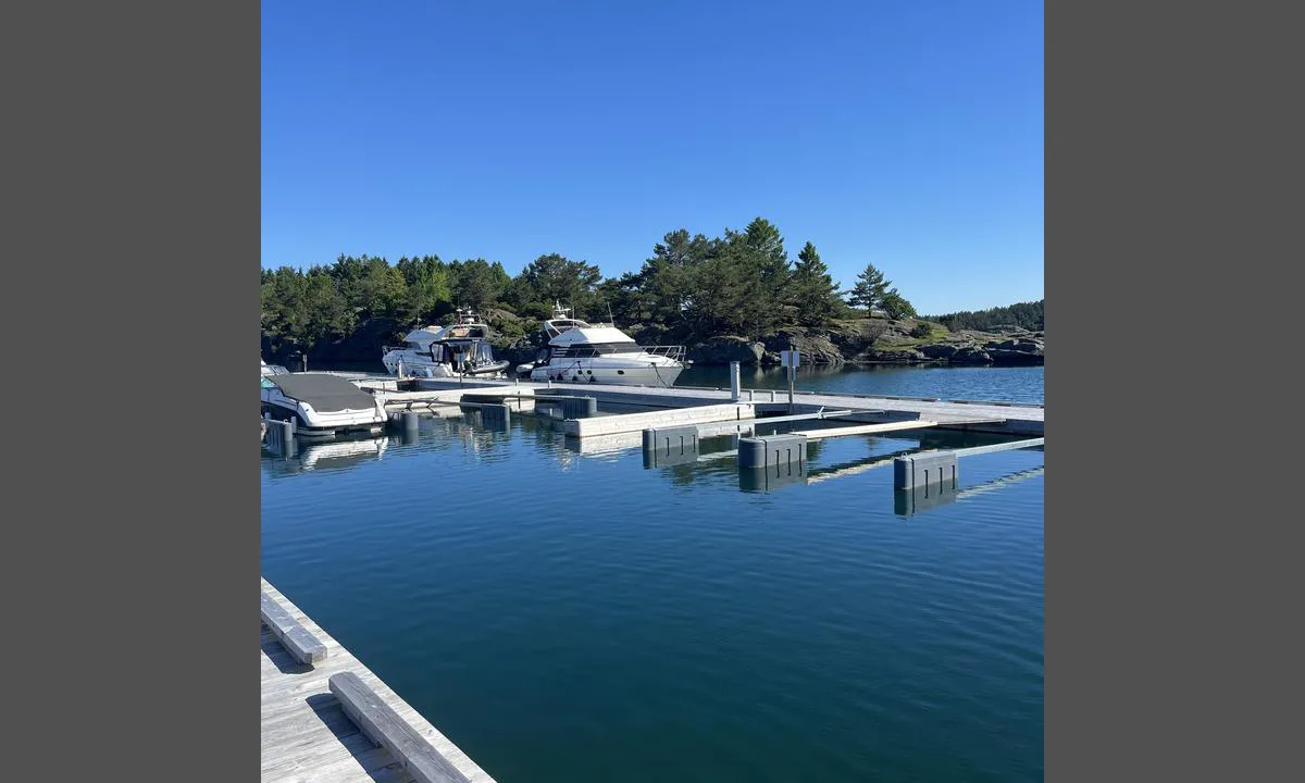 Røyksundkanalen Badeland & Feriesenter: {"base": "no", "no": "Flotte nye brygger med str\u00f8m. Pr.dags dato var det bare vannpost i ene enden p\u00e5 kai ved sauna.", "se": "Flotta nya bryggor med str\u00f6m. Per dagens datum fanns det bara vattenpost i ena \u00e4nden p\u00e5 kajen vid bastun.", "en": "Great new docks with electricity. As of today, there was only a water post at one end of the quay by the sauna.", "da": "Flotte nye broer med str\u00f8m. Pr. dags dato var der kun vandpost i den ene ende af kajen ved saunaen.", "fr": "De beaux pontons neufs avec \u00e9lectricit\u00e9. \u00c0 ce jour, il n'y avait qu'un seul point d'eau \u00e0 une extr\u00e9mit\u00e9 du quai pr\u00e8s du sauna.", "de": "Sch\u00f6ne neue Anleger mit Stromversorgung. Zum aktuellen Datum gab es nur einen Wasserhahn an einem Ende des Kais bei der Sauna.", "es": "Nuevos muelles espl\u00e9ndidos con electricidad. A d\u00eda de hoy, solo hay un grifo de agua en un extremo del muelle cerca de la sauna.", "it": "Nuovi moli fantastici con energia elettrica. Al momento, c'era solo un punto d'acqua a un'estremit\u00e0 del molo vicino alla sauna.", "pt": "Novos cais \u00f3timos com eletricidade. A partir da data de hoje, h\u00e1 apenas um ponto de \u00e1gua em uma extremidade do cais junto \u00e0 sauna.", "nl": "Prachtige nieuwe steigers met stroom. Vanaf vandaag was er slechts een waterpost aan \u00e9\u00e9n uiteinde van de kade bij de sauna.", "pl": "Wspania\u0142e nowe pomosty z pr\u0105dem. Na dzie\u0144 dzisiejszy istnia\u0142 tylko kran z wod\u0105 na jednym ko\u0144cu nabrze\u017ca przy saunie.", "uk": "\u0427\u0443\u0434\u043e\u0432\u0456 \u043d\u043e\u0432\u0456 \u043f\u0440\u0438\u0447\u0430\u043b\u0438 \u0437\u0456 \u0441\u0442\u0440\u0443\u043c\u043e\u043c. \u0421\u0442\u0430\u043d\u043e\u043c \u043d\u0430 \u0441\u044c\u043e\u0433\u043e\u0434\u043d\u0456 \u0432\u043e\u0434\u044f\u043d\u0438\u0439 \u043a\u0440\u0430\u043d \u0454 \u043b\u0438\u0448\u0435 \u043d\u0430 \u043e\u0434\u043d\u043e\u043c\u0443 \u043a\u0456\u043d\u0446\u0456 \u043f\u0440\u0438\u0447\u0430\u043b\u0443 \u0431\u0456\u043b\u044f \u0441\u0430\u0443\u043d\u0438.", "ro": "Cheiuri noi \u0219i grozave cu alimentare electric\u0103. P\u00e2n\u0103 la data curent\u0103, exista doar un post de ap\u0103 la un cap\u0103t al cheiului, l\u00e2ng\u0103 saun\u0103.", "tr": "Elektrik sa\u011flayan \u015f\u0131k yeni iskeleler. Bug\u00fcn itibariyle saunan\u0131n yan\u0131ndaki iskelede sadece bir su muslu\u011fu vard\u0131.", "el": "\u03a5\u03c0\u03ad\u03c1\u03bf\u03c7\u03b5\u03c2 \u03bd\u03ad\u03b5\u03c2 \u03c0\u03c1\u03bf\u03b2\u03bb\u03ae\u03c4\u03b5\u03c2 \u03bc\u03b5 \u03c1\u03b5\u03cd\u03bc\u03b1. \u039c\u03ad\u03c7\u03c1\u03b9 \u03c3\u03ae\u03bc\u03b5\u03c1\u03b1, \u03c5\u03c0\u03ae\u03c1\u03c7\u03b5 \u03bc\u03cc\u03bd\u03bf \u03bc\u03b9\u03b1 \u03b2\u03c1\u03cd\u03c3\u03b7 \u03c3\u03c4\u03bf \u03ad\u03bd\u03b1 \u03ac\u03ba\u03c1\u03bf \u03c4\u03b7\u03c2 \u03b1\u03c0\u03bf\u03b2\u03ac\u03b8\u03c1\u03b1\u03c2 \u03ba\u03bf\u03bd\u03c4\u03ac \u03c3\u03c4\u03b7 \u03c3\u03ac\u03bf\u03c5\u03bd\u03b1.", "cs": "P\u011bkn\u00e9 nov\u00e9 moly s elekt\u0159inou. K dne\u0161n\u00edmu dni byla voda dostupn\u00e1 pouze na jednom konci mola u sauny.", "hu": "Sz\u00e9p \u00faj m\u00f3l\u00f3k \u00e1rammal. A mai napig csak a szauna melletti rakpart egyik v\u00e9g\u00e9n volt v\u00edzcsap.", "fi": "Uudet hienot laiturit, joissa on s\u00e4hk\u00f6. T\u00e4ll\u00e4 hetkell\u00e4 vain yksi vesihana saunarakennuksen p\u00e4\u00e4ss\u00e4 laituria.", "bg": "\u041d\u043e\u0432\u043e\u043f\u043e\u0441\u0442\u0440\u043e\u0435\u043d\u0438 \u043a\u0435\u0439\u043e\u0432\u0435 \u0441 \u0442\u043e\u043a. \u041a\u044a\u043c \u0434\u043d\u0435\u0448\u043d\u0430 \u0434\u0430\u0442\u0430 \u0438\u043c\u0430\u0448\u0435 \u0441\u0430\u043c\u043e \u0435\u0434\u043d\u0430 \u0432\u043e\u0434\u043e\u0441\u0442\u0443\u0434\u0438\u044f \u0432 \u0435\u0434\u0438\u043d\u0438\u044f \u043a\u0440\u0430\u0439 \u043d\u0430 \u043a\u0435\u044f \u0434\u043e \u0441\u0430\u0443\u043d\u0430\u0442\u0430.", "sr": "Odli\u010dni novi gatovi sa strujom. Do trenutnog datuma, bio je samo jedan izvor vode na jednoj strani obale kod saune.", "et": "Suurep\u00e4rased uued kailad, kus on elektrivarustus. Praeguseks on ainult \u00fcks veekraan kai otsas sauna juures.", "lv": "Lieliskas jaunas piest\u0101tnes ar elektr\u012bbu. \u0160odienas datum\u0101 \u016bdens piesl\u0113gums bija tikai vien\u0101 piest\u0101tnes gal\u0101 pie saunas.", "lt": "Puikios naujos prieplaukos su elektra. \u0160iai dienai buvo tik vandens stulpas viename kranto gale prie pirties."}