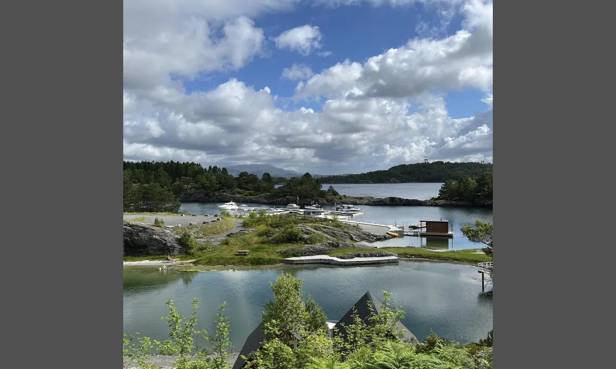 Røyksundkanalen Badeland & Feriesenter: {"base": "no", "no": "Bildet tatt fra h\u00f8yden bak sj\u00f8husene i Juni 2026", "se": "Bilden tagen fr\u00e5n h\u00f6jden bakom sj\u00f6bodarna i juni 2026", "en": "Photo taken from the height behind the sea houses in June 2026", "da": "Billedet taget fra h\u00f8jden bag s\u00f8husene i juni 2026", "fr": "Photo pris de la hauteur derri\u00e8re les maisons maritimes en juin 2026", "de": "Foto vom H\u00fcgel hinter den Bootsh\u00e4usern im Juni 2026 aufgenommen", "es": "Imagen tomada desde la altura detr\u00e1s de los cobertizos de mar en junio de 2026", "it": "Immagine scattata dall'altezza dietro le case marine nel giugno 2026", "pt": "Foto tirado da altura atr\u00e1s das casas de pescadores em Junho de 2026", "nl": "Afbeelding genomen van de hoogte achter de zeehuizen in juni 2026", "pl": "<p>Zdj\u0119cie zrobione z wysoko\u015bci za morskimi domami w czerwcu 2026 roku</p>", "uk": "\u0417\u043d\u0456\u043c\u043e\u043a \u0437\u0440\u043e\u0431\u043b\u0435\u043d\u043e \u0437 \u0432\u0438\u0441\u043e\u0442\u0438 \u043f\u043e\u0437\u0430\u0434\u0443 \u043c\u043e\u0440\u0441\u044c\u043a\u0438\u0445 \u0431\u0443\u0434\u0438\u043d\u043a\u0456\u0432 \u0443 \u0447\u0435\u0440\u0432\u043d\u0456 2026 \u0440\u043e\u043a\u0443", "ro": "Imaginea luat\u0103 de la \u00een\u0103l\u021bimea din spatele casei de pe malul m\u0103rii \u00een Iunie 2026", "tr": "Resim, deniz evlerinin arkas\u0131ndaki y\u00fcksekten Haziran 2026'da \u00e7ekilmi\u015f", "el": "\u0397 \u03c6\u03c9\u03c4\u03bf\u03b3\u03c1\u03b1\u03c6\u03af\u03b1 \u03bb\u03ae\u03c6\u03b8\u03b7\u03ba\u03b5 \u03b1\u03c0\u03cc \u03c4\u03bf \u03cd\u03c8\u03c9\u03bc\u03b1 \u03c0\u03af\u03c3\u03c9 \u03b1\u03c0\u03cc \u03c4\u03b1 \u03b8\u03b1\u03bb\u03ac\u03c3\u03c3\u03b9\u03b1 \u03c3\u03c0\u03af\u03c4\u03b9\u03b1 \u03c4\u03bf\u03bd \u0399\u03bf\u03cd\u03bd\u03b9\u03bf \u03c4\u03bf\u03c5 2026", "cs": "Obr\u00e1zek po\u0159\u00edzen\u00fd z v\u00fd\u0161ky za mo\u0159sk\u00fdmi domy v \u010dervnu 2026", "hu": "A k\u00e9p a tengeri h\u00e1zak m\u00f6g\u00f6tti magaslatr\u00f3l k\u00e9sz\u00fclt 2026 j\u00fanius\u00e1ban", "fi": "Kuva otettu makasiinien takana olevasta korkeudesta kes\u00e4kuussa 2026", "bg": "\u0421\u043d\u0438\u043c\u043a\u0430, \u043d\u0430\u043f\u0440\u0430\u0432\u0435\u043d\u0430 \u043e\u0442 \u0432\u0438\u0441\u043e\u0447\u0438\u043d\u0430\u0442\u0430 \u0437\u0430\u0434 \u043c\u043e\u0440\u0441\u043a\u0438\u0442\u0435 \u043a\u044a\u0449\u0438 \u043f\u0440\u0435\u0437 \u044e\u043d\u0438 2026 \u0433.", "sr": "Slika snimljena sa visine iza morskih ku\u0107ica u junu 2026.", "et": "Pilt v\u00f5etud meremajade tagant k\u00f5rgustelt juunis 2026", "lv": "Att\u0113lu uz\u0146emts no augstienes aiz j\u016bras namiem 2026. gada j\u016bnij\u0101", "lt": "Vaizdas nuo auk\u0161tumos u\u017e j\u016bros nameli\u0173, darytas 2026 met\u0173 bir\u017eel\u012f"}