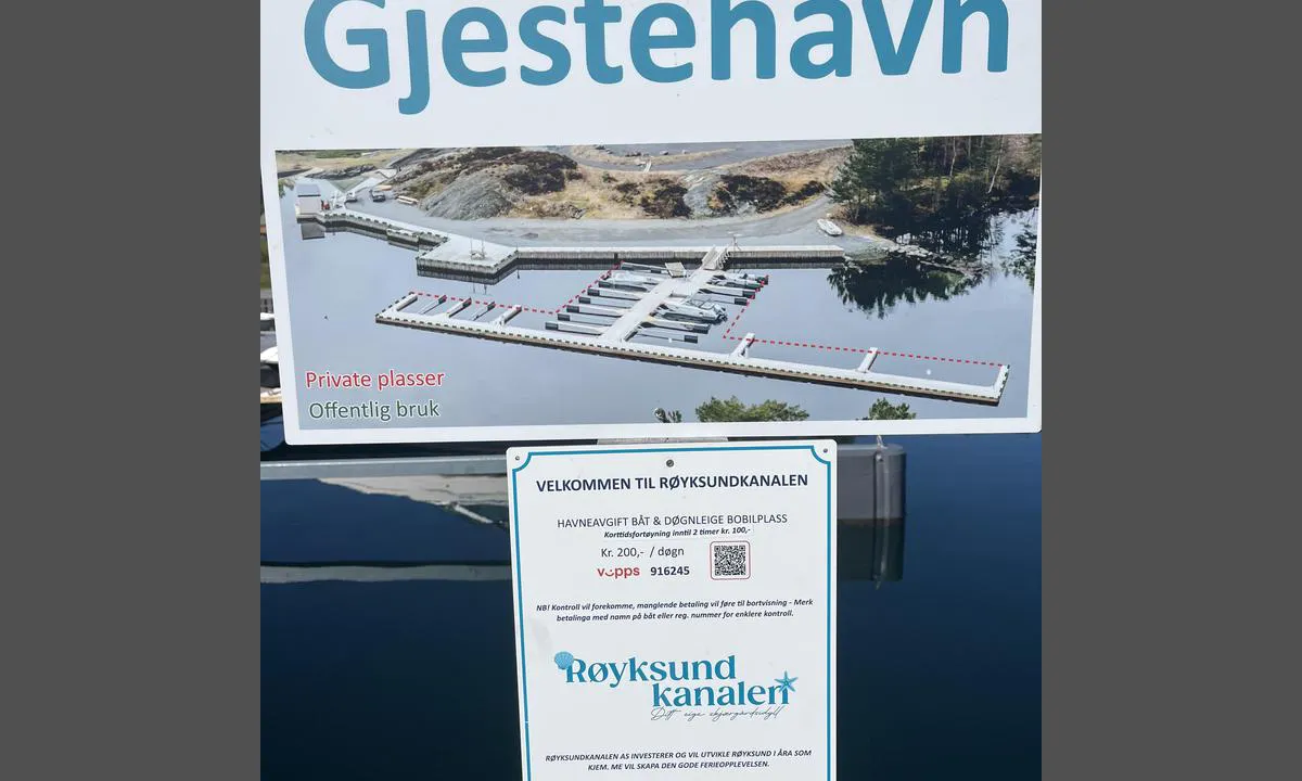 Røyksundkanalen Badeland & Feriesenter: {"base": "no", "no": "En del av bryggeanlegget tilh\u00f8rer hyttefolk. Her er det kart over gjesteplasser hvor man kan legge til.", "se": "En del av brygganl\u00e4ggningen tillh\u00f6r sommarstuge\u00e4gare. H\u00e4r finns det en karta \u00f6ver g\u00e4stplatser d\u00e4r man kan l\u00e4gga till.", "en": "A part of the pier facilities belongs to cabin owners. Here is a map of guest spots where you can moor.", "da": "En del af bryggeanl\u00e6gget tilh\u00f8rer sommerhusfolk. Her er der kort over g\u00e6stepladser, hvor man kan l\u00e6gge til.", "fr": "Une partie de l'installation du quai appartient aux r\u00e9sidents des chalets. Voici une carte des places pour visiteurs o\u00f9 l'on peut accoster.", "de": "Ein Teil des Steganlage geh\u00f6rt den H\u00fctteneigent\u00fcmern. Hier gibt es eine Karte mit G\u00e4steliegepl\u00e4tzen, wo man anlegen kann.", "es": "Una parte de la instalaci\u00f3n del muelle pertenece a la gente de las caba\u00f1as. Aqu\u00ed hay un mapa de los lugares para visitantes donde se puede atracar.", "it": "Una parte del complesso di pontili appartiene ai villeggianti. Qui c'\u00e8 una mappa dei posti per gli ospiti dove \u00e8 possibile ormeggiare.", "pt": "Parte da instala\u00e7\u00e3o do cais pertence aos residentes das cabanas. Aqui h\u00e1 um mapa dos lugares para visitantes onde se pode atracar.", "nl": "Een deel van de steigers behoort tot de vakantiehuisbewoners. Hier is een kaart met de aanlegplaatsen voor gasten waar men kan aanmeren.", "pl": "Cz\u0119\u015b\u0107 pomostu nale\u017cy do mieszka\u0144c\u00f3w domk\u00f3w letniskowych. Tutaj znajduje si\u0119 mapa miejsc dla go\u015bci, gdzie mo\u017cna zacumowa\u0107.", "uk": "\u0427\u0430\u0441\u0442\u0438\u043d\u0430 \u043f\u0440\u0438\u0447\u0430\u043b\u0443 \u043d\u0430\u043b\u0435\u0436\u0438\u0442\u044c \u0432\u043b\u0430\u0441\u043d\u0438\u043a\u0430\u043c \u043a\u043e\u0442\u0435\u0434\u0436\u0456\u0432. \u0422\u0443\u0442 \u0454 \u043a\u0430\u0440\u0442\u0430 \u0433\u043e\u0441\u0442\u044c\u043e\u0432\u0438\u0445 \u043c\u0456\u0441\u0446\u044c, \u0434\u0435 \u043c\u043e\u0436\u043d\u0430 \u043f\u0440\u0438\u0448\u0432\u0430\u0440\u0442\u0443\u0432\u0430\u0442\u0438\u0441\u044f.", "ro": "O parte din instala\u021bia de ponton apar\u021bine locuitorilor din cabane. Aici exist\u0103 o hart\u0103 a locurilor pentru oaspe\u021bi unde se poate acost\u0103.", "tr": "\u0130skele tesisinin bir k\u0131sm\u0131 yazl\u0131k\u00e7\u0131lara aittir. Burada yana\u015f\u0131labilecek misafir yerlerinin haritas\u0131 bulunmaktad\u0131r.", "el": "\u0388\u03bd\u03b1 \u03bc\u03ad\u03c1\u03bf\u03c2 \u03c4\u03b7\u03c2 \u03b5\u03b3\u03ba\u03b1\u03c4\u03ac\u03c3\u03c4\u03b1\u03c3\u03b7\u03c2 \u03c4\u03b7\u03c2 \u03c0\u03c1\u03bf\u03b2\u03bb\u03ae\u03c4\u03b1\u03c2 \u03b1\u03bd\u03ae\u03ba\u03b5\u03b9 \u03c3\u03c4\u03bf\u03c5\u03c2 \u03b9\u03b4\u03b9\u03c9\u03c4\u03b9\u03ba\u03bf\u03cd\u03c2 \u03c0\u03b1\u03c1\u03b1\u03b8\u03b5\u03c1\u03b9\u03c3\u03c4\u03ad\u03c2. \u0395\u03b4\u03ce \u03c5\u03c0\u03ac\u03c1\u03c7\u03b5\u03b9 \u03ad\u03bd\u03b1\u03c2 \u03c7\u03ac\u03c1\u03c4\u03b7\u03c2 \u03c4\u03c9\u03bd \u03b8\u03ad\u03c3\u03b5\u03c9\u03bd \u03b5\u03c0\u03b9\u03c3\u03ba\u03b5\u03c0\u03c4\u03ce\u03bd \u03cc\u03c0\u03bf\u03c5 \u03bc\u03c0\u03bf\u03c1\u03b5\u03af\u03c4\u03b5 \u03bd\u03b1 \u03b4\u03ad\u03c3\u03b5\u03c4\u03b5.", "cs": "\u010c\u00e1st p\u0159\u00edstavn\u00edho za\u0159\u00edzen\u00ed pat\u0159\u00ed chatov\u00e9 komunit\u011b. Zde je mapa hostuj\u00edc\u00edch m\u00edst, kde lze p\u0159ist\u00e1t.", "hu": "A kik\u00f6t\u0151 egy r\u00e9sz\u00e9t h\u00e9tv\u00e9gi h\u00e1zak tulajdonosai haszn\u00e1lj\u00e1k. Itt tal\u00e1lhat\u00f3 egy t\u00e9rk\u00e9p a vend\u00e9gek sz\u00e1m\u00e1ra fenntartott helyekr\u0151l, ahol kik\u00f6thet\u00fcnk.", "fi": "Osa laiturirakennelmasta kuuluu m\u00f6kkil\u00e4isille. T\u00e4ss\u00e4 on kartta vieraspaikoista, joissa voi kiinnitty\u00e4.", "bg": "\u0427\u0430\u0441\u0442 \u043e\u0442 \u043f\u0440\u0438\u0441\u0442\u0430\u043d\u0438\u0449\u0435\u0442\u043e \u043f\u0440\u0438\u043d\u0430\u0434\u043b\u0435\u0436\u0438 \u043d\u0430 \u0441\u043e\u0431\u0441\u0442\u0432\u0435\u043d\u0438\u0446\u0438\u0442\u0435 \u043d\u0430 \u0432\u0438\u043b\u0438. \u0422\u0443\u043a \u0438\u043c\u0430 \u043a\u0430\u0440\u0442\u0430 \u043d\u0430 \u043c\u0435\u0441\u0442\u0430\u0442\u0430 \u0437\u0430 \u0433\u043e\u0441\u0442\u0438, \u043a\u044a\u0434\u0435\u0442\u043e \u043c\u043e\u0436\u0435\u0442\u0435 \u0434\u0430 \u0441\u0435 \u0430\u043a\u043e\u0441\u0442\u0438\u0440\u0430\u0442\u0435.", "sr": "Deo pristani\u0161ta pripada vikenda\u0161ima. Ovde se nalazi karta gostuju\u0107ih mesta gde mo\u017eete pristati.", "et": "Osa sadamast kuulub suvitusmajade omanikele. Siin on kaart k\u00fclaliskohtadest, kus saab peatuda.", "lv": "Da\u013ca no piest\u0101t\u0146u kompleksa pieder vasarn\u012bcu \u012bpa\u0161niekiem. \u0160eit ir karte ar viesu st\u0101vviet\u0101m, kur var pietauvoties.", "lt": "Dal\u012f prieplaukos \u012frenginio priklauso vasarnami\u0173 savininkams. \u010cia yra sve\u010di\u0173 viet\u0173 \u017eem\u0117lapis, kur galima prisi\u0161vartuoti."}