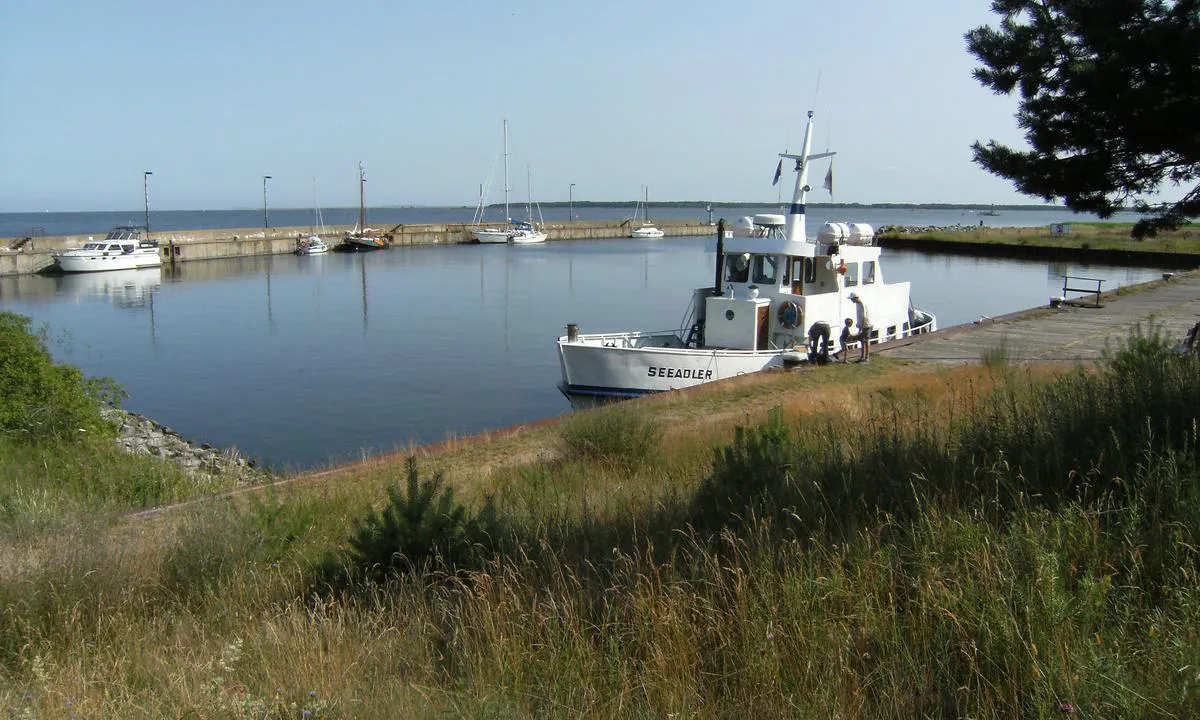 Ruden Hafen: {"base": "en", "no": "Foto: Chron-Paul", "se": "Foto: Chron-Paul", "en": "Photo: Chron-Paul", "da": "Foto: Chron-Paul", "fr": "Photo : Chron-Paul", "de": "Foto: Chron-Paul", "es": "Foto: Chron-Paul", "it": "Foto: Chron-Paul", "pt": "Foto: Chron-Paul", "nl": "Foto: Chron-Paul", "pl": "Zdj\u0119cie: Chron-Paul", "uk": "\u0424\u043e\u0442\u043e: Chron-Paul", "ro": "Fotografie: Chron-Paul", "tr": "Foto\u011fraf: Chron-Paul", "el": "\u03a6\u03c9\u03c4\u03bf\u03b3\u03c1\u03b1\u03c6\u03af\u03b1: Chron-Paul", "cs": "Foto: Chron-Paul", "hu": "Fot\u00f3: Chron-Paul", "fi": "Kuva: Chron-Paul", "bg": "\u0421\u043d\u0438\u043c\u043a\u0430: \u0425\u0440\u043e\u043d-\u041f\u0430\u0432\u0435\u043b", "sr": "Foto: Chron-Paul", "et": "Foto: Chron-Paul", "lv": "Foto: Chron-Paul", "lt": "Nuotrauka: Chron-Paul"}