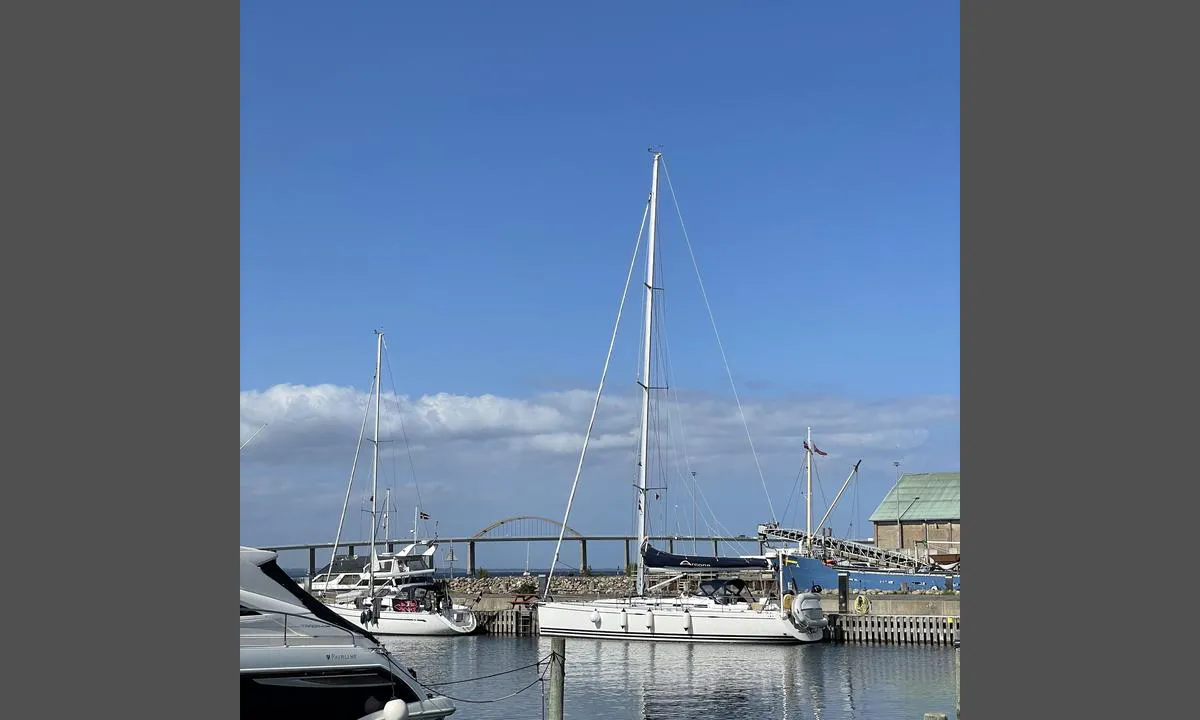 Rudkøbing Havn: {"base": "se", "no": "I s\u00f8rhavnen kan man ligge langskips. Her finnes vann og str\u00f8m ved bryggen.", "se": "I s\u00f6dra hamnen kan man ligga l\u00e5ngsides. H\u00e4r finns vatten och el vid bryggan.", "en": "In the southern harbor, you can moor alongside. Water and electricity are available at the dock.", "da": "I den sydlige havn kan man ligge langskibs. Her er der vand og el ved broen."}