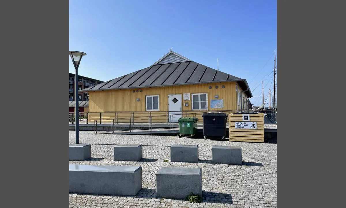 Rudkøbing Havn: {"base": "se", "no": "Servicebygning i s\u00f8ndre havn.", "se": "Servicebyggnad i s\u00f6dra hamnen.", "en": "Service building in the southern harbour.", "da": "Servicebygning i sydhavnen."}