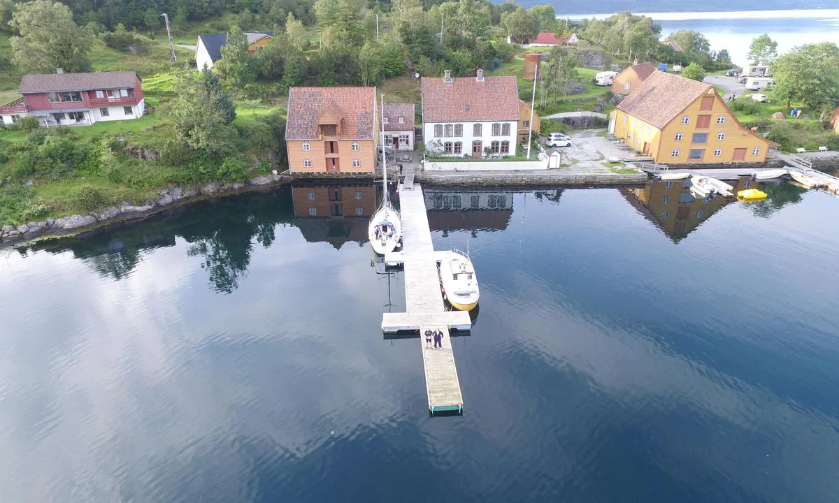 Rugsund Handelstad: {"base": "da", "no": "god dybde overalt", "se": "bra djup \u00f6verallt", "en": "good depth throughout", "da": "god dybde overalt"}