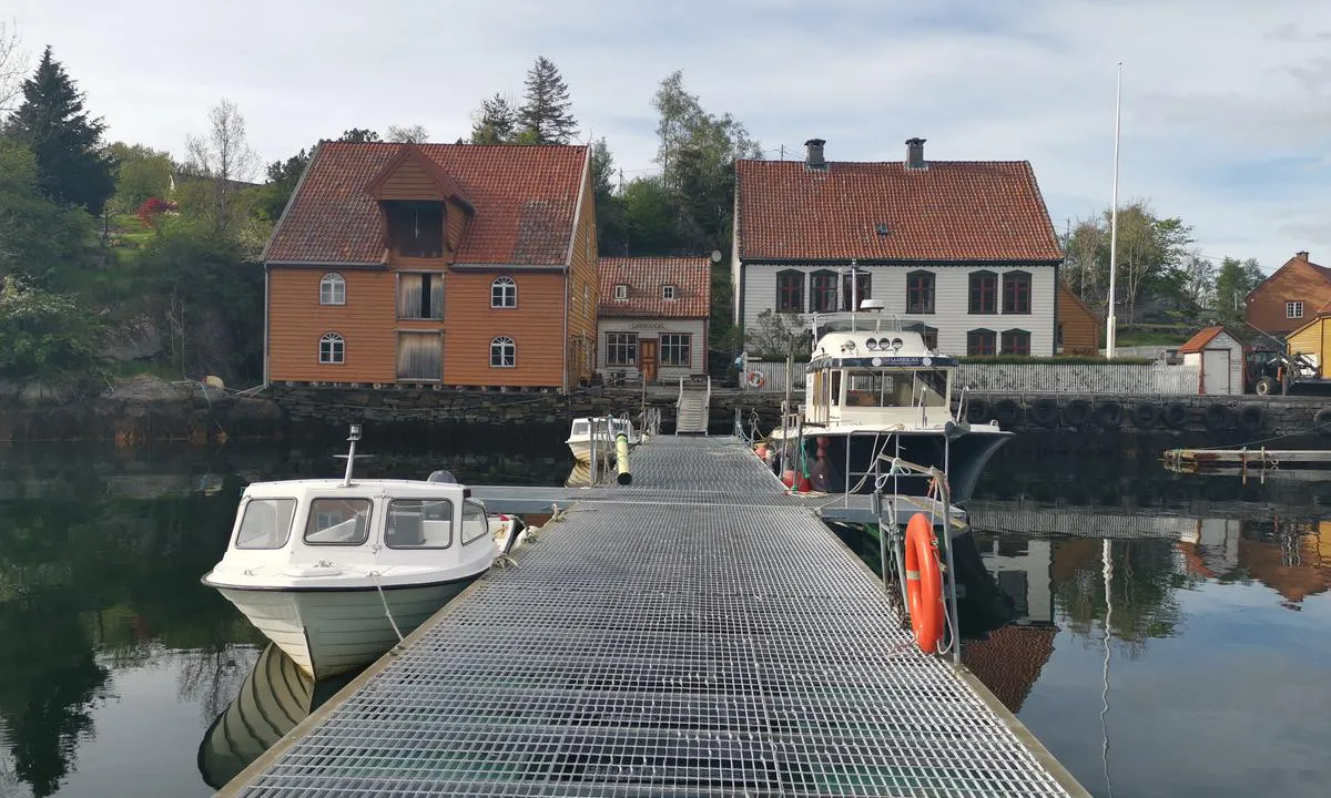 {"base": "no", "no": "Rugsund Handelstad.", "se": "Rugsund Handelsstad.", "en": "Rugsund Trading Post.", "da": "Rugsund Handelsstad."}