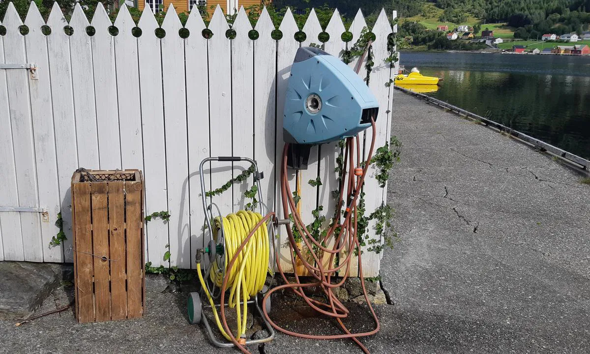 Rugsund Handelstad: {"base": "no", "no": "Tilgjengelig vannslange p\u00e5 land ved landgangen.", "se": "Tillg\u00e4nglig vattenslang p\u00e5 land vid landg\u00e5ngen.", "en": "Available water hose on land at the gangway.", "da": "Tilg\u00e6ngelig vandslange p\u00e5 land ved landgangen."}