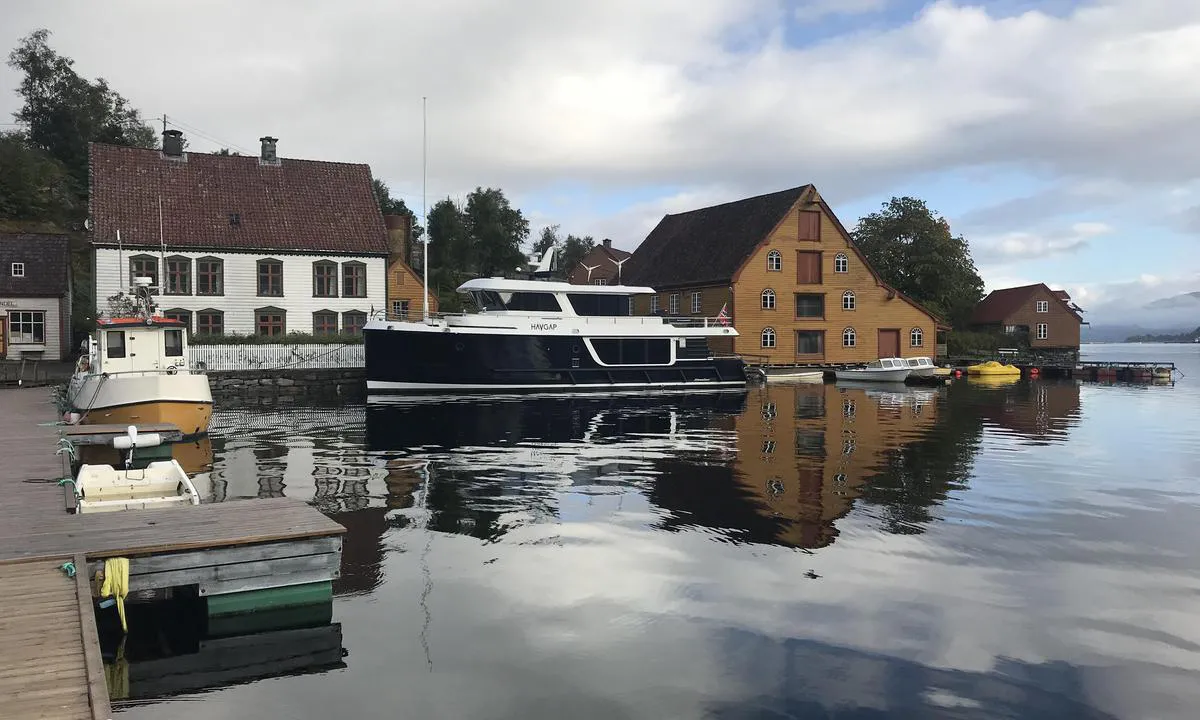 Rugsund Handelstad: I tillegg til flytebrygga er det mulig å ligge longside den game kaien.