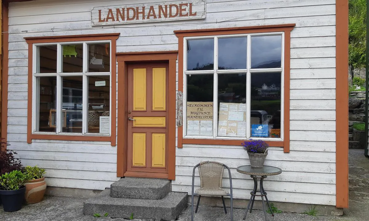 Rugsund Handelstad: {"base": "no", "no": "''Landhandel'' med diverse oppslag/opplysninger.", "se": "'Lanthandel' med diverse anslag/upplysningar.", "en": "\"General store\" with various notices/information.", "da": "''Landhandel'' med diverse opslag/oplysninger."}
