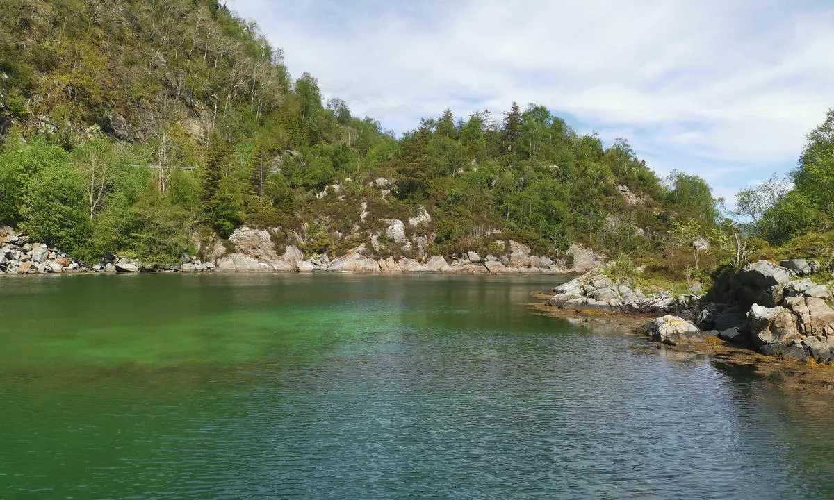 Rugsund Handelstad: {"base": "no", "no": "Bading p\u00e5 andre siden av den lille broen.", "se": "Bad p\u00e5 andra sidan av den lilla bron.", "en": "Swimming on the other side of the small bridge.", "da": "Badning p\u00e5 den anden side af den lille bro."}