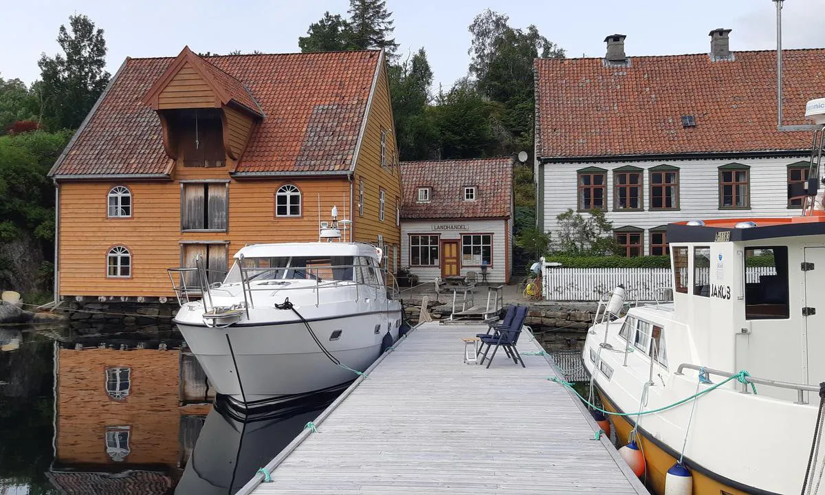 Rugsund Handelstad: {"base": "no", "no": "Brygge sett fra sj\u00f8en.", "se": "Brygga sedd fr\u00e5n sj\u00f6n.", "en": "Wharf seen from the sea.", "da": "Bro set fra s\u00f8en."}